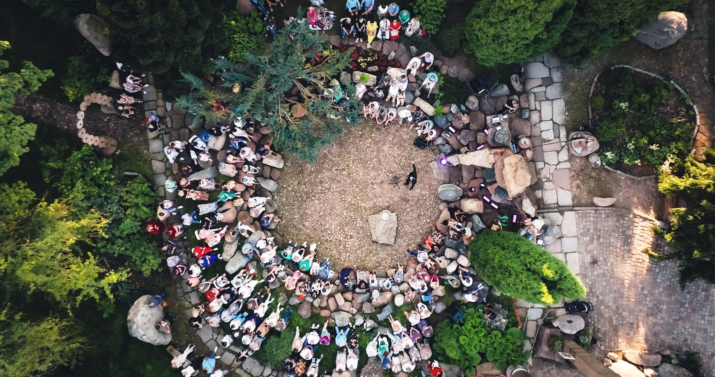 Koncerto akimirka: Paul Pedana scena tarp akmenų Vaclovo Into sodyboje, Skuodo rajone