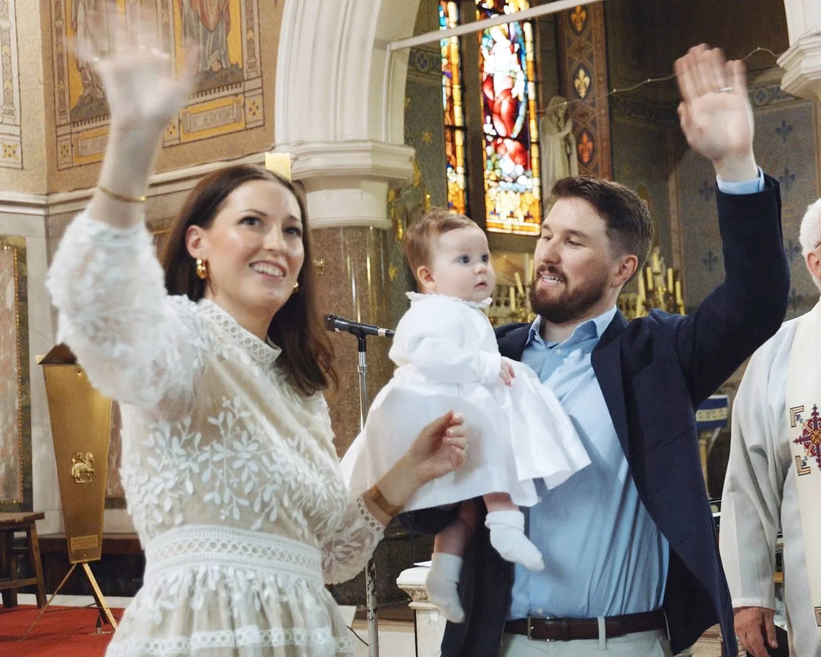 Krikštynų ceremonija – švelni šeimos akimirka su mažyliu ant rankų