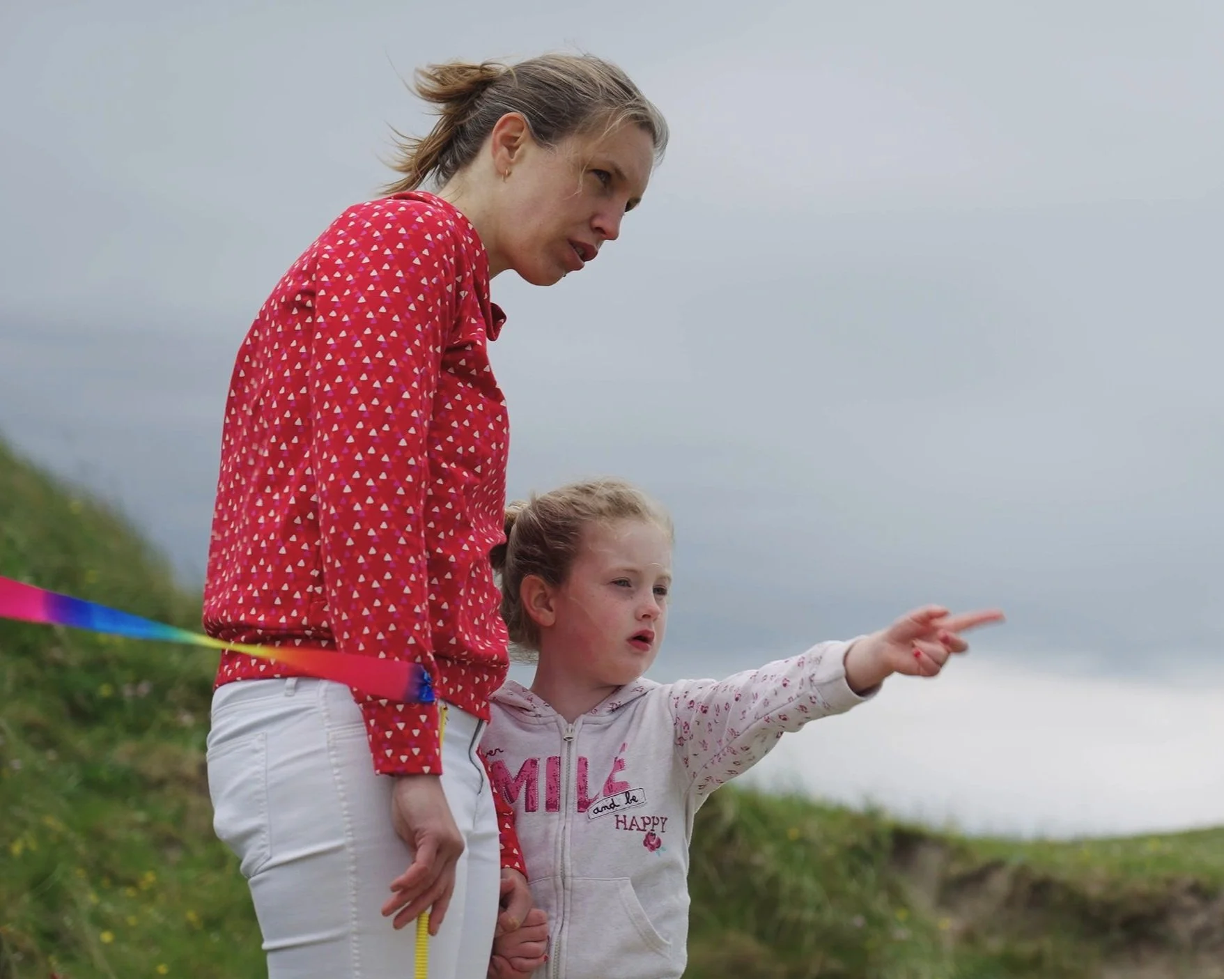 Šeimos portretas paplūdimyje – natūralūs jausmai ir bendrumo akimirka