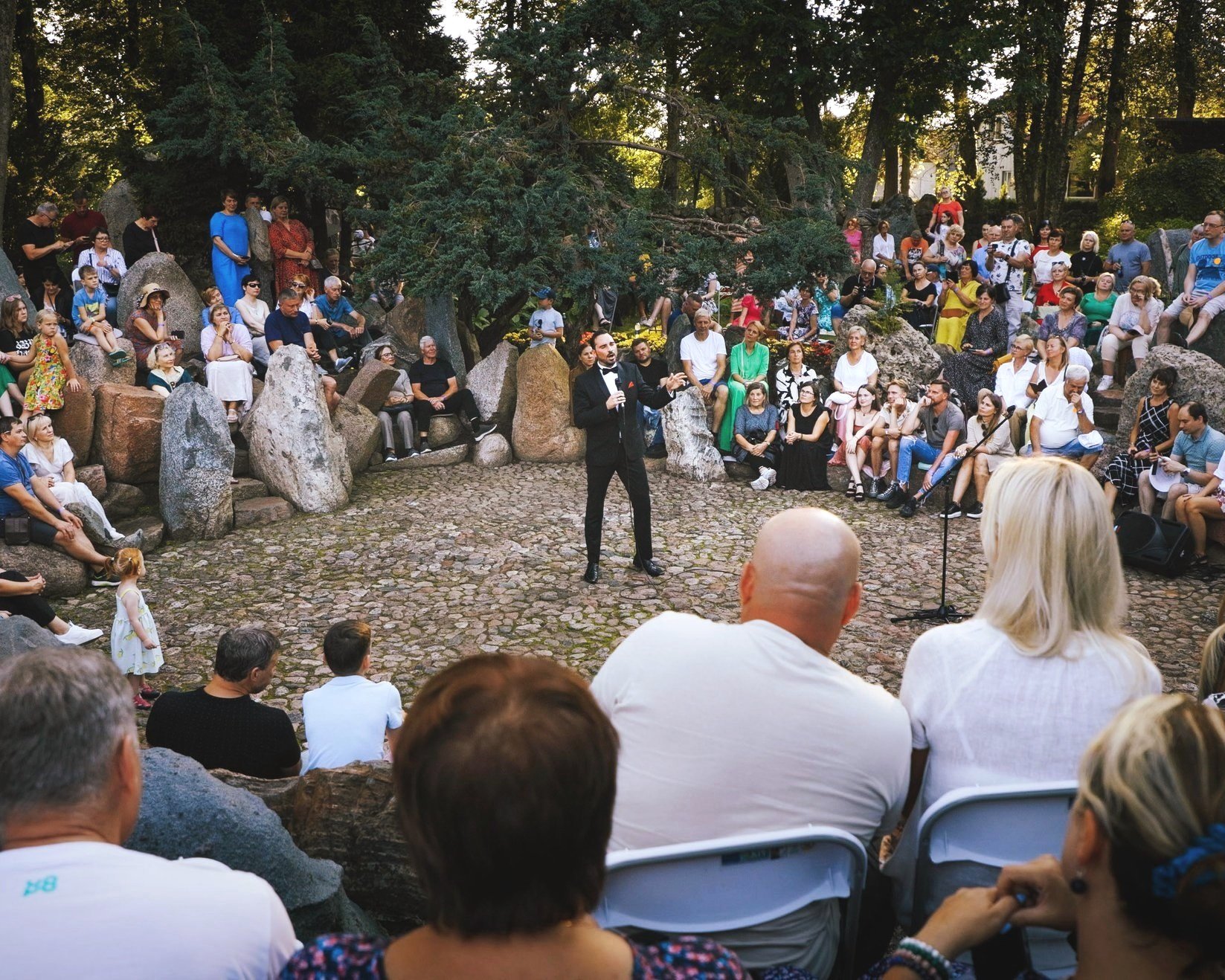 Publika klausosi gyvos muzikos Vaclovo Into sodybos kieme – Paul Pedana pasirodymas Mosėdyje