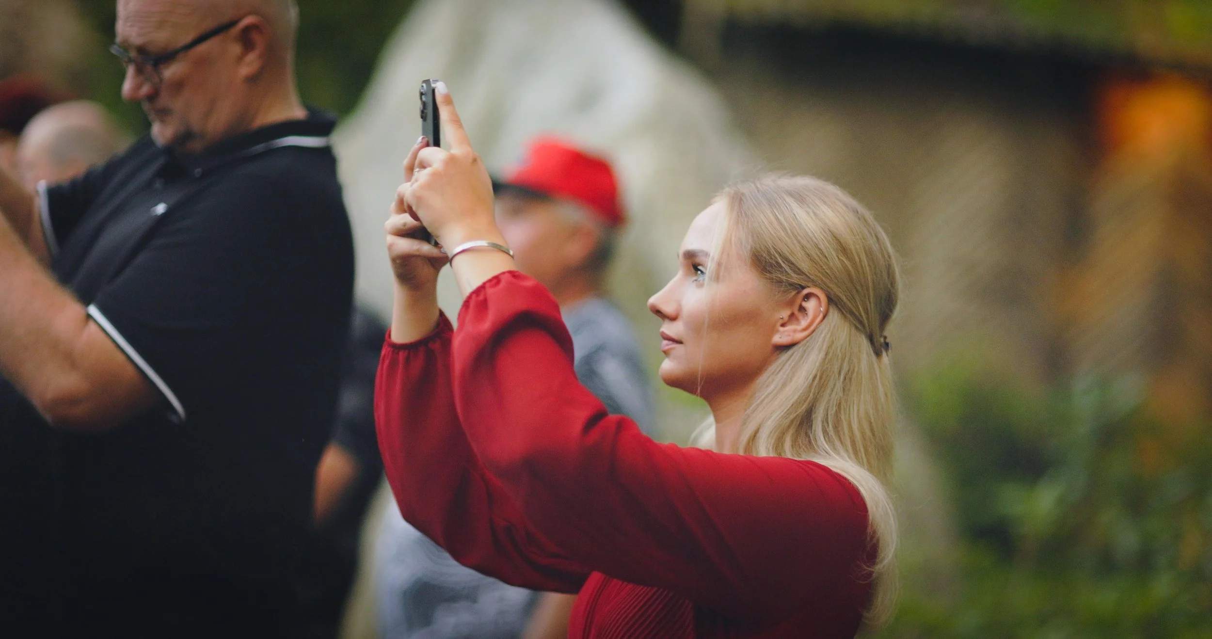 Publika klausosi gyvos muzikos Vaclovo Into sodybos kieme – Paul Pedana pasirodymas Mosėdyje