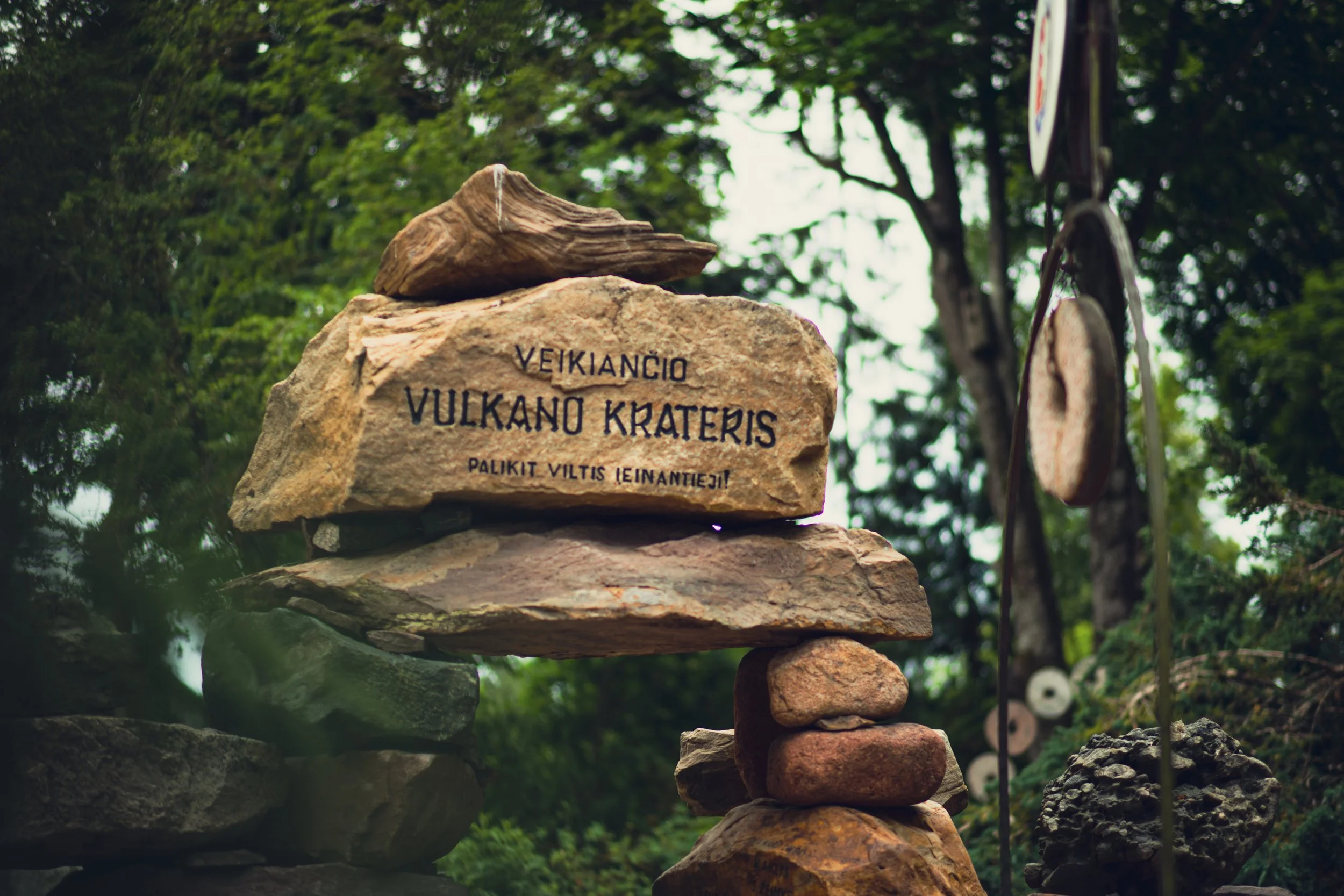 Akmenų muziejaus aplinka vasarą – harmoningas ryšys tarp žmogaus ir gamtos