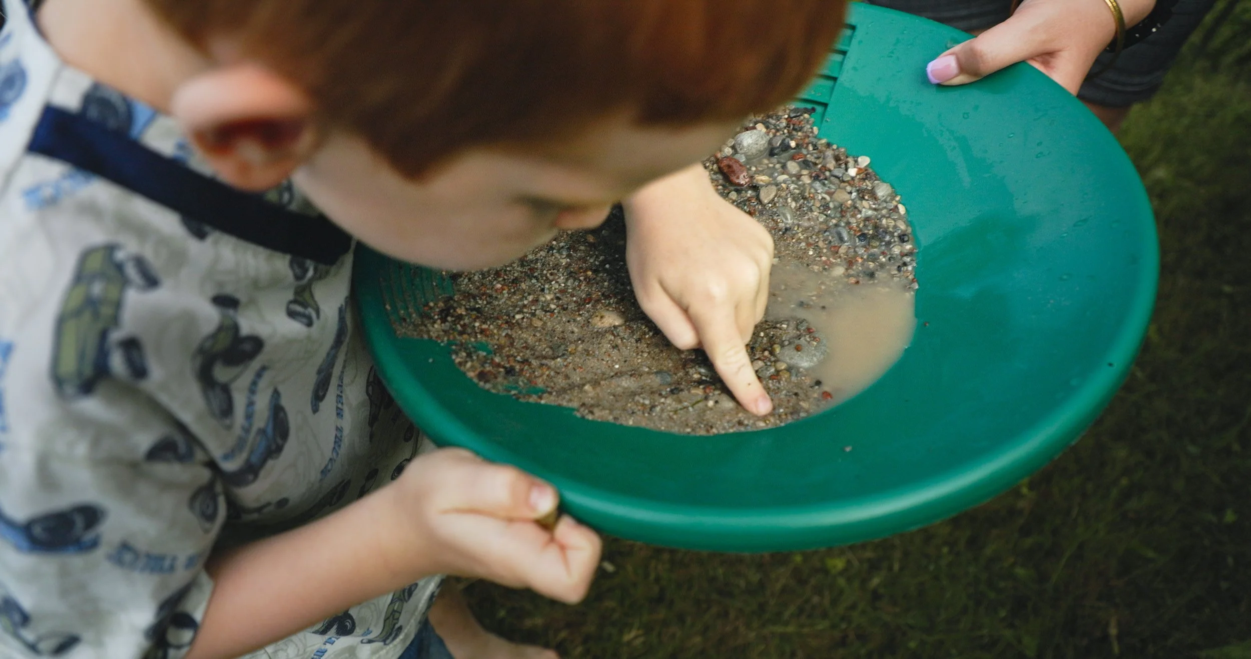 Akmenų muziejaus edukacinis renginys – vaikai ieško „aukso“ ir mokosi apie mineralus