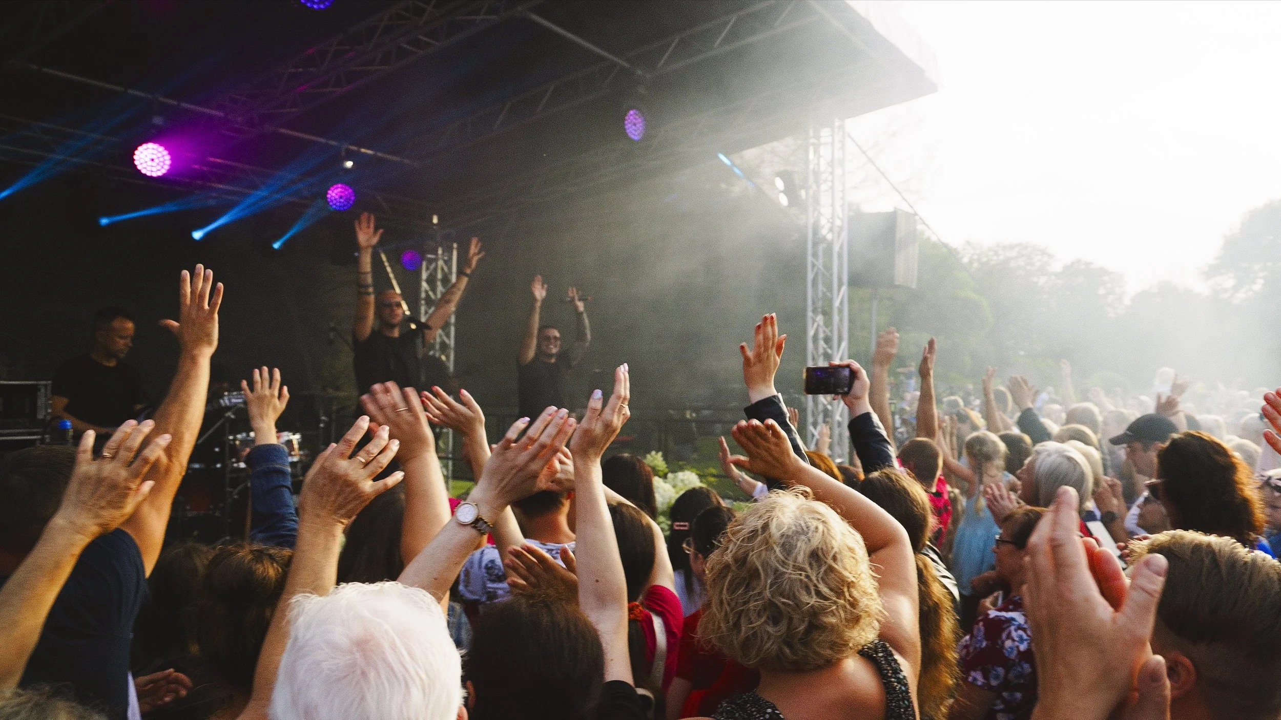 žmonės linksminasi koncerte - groja grupė žemaitukai