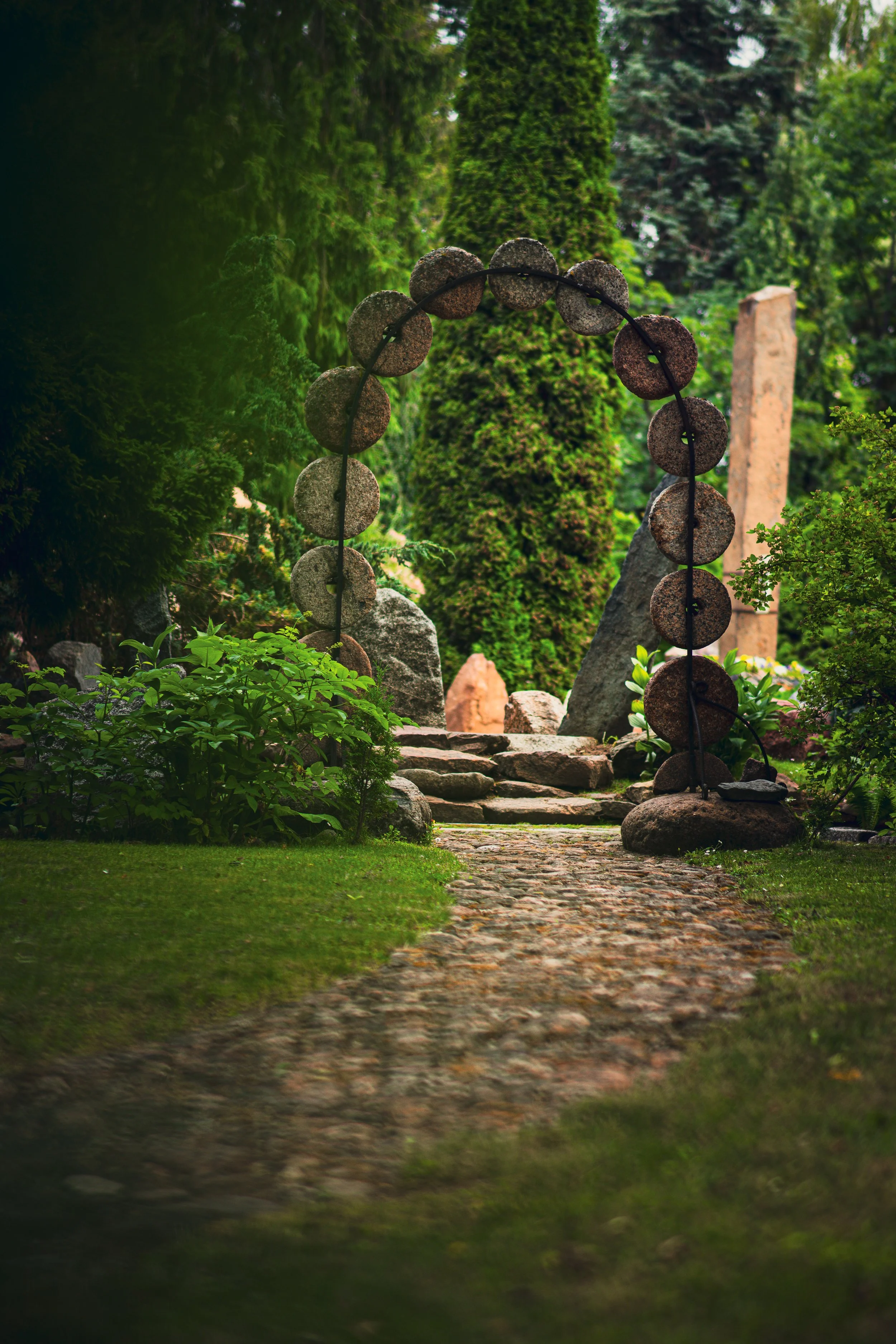 Ramybės oazė Mosėdyje – gamtos detalės, akmenys ir žaluma