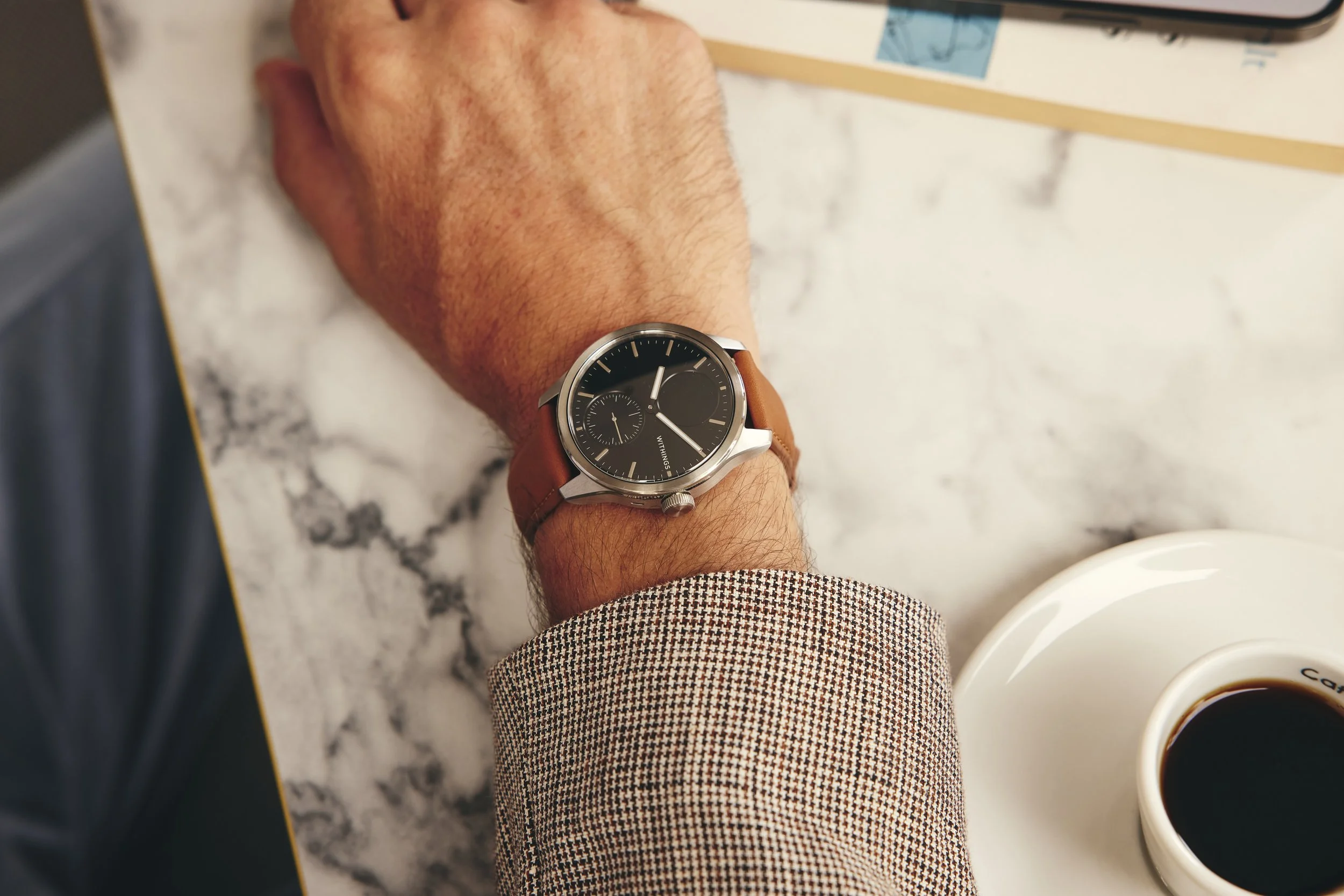 WITHINGS_SCANWATCH2_LIGHT_LIFESTYLE_JULIEN_SW42_BLACK_COFFEE_111.jpg