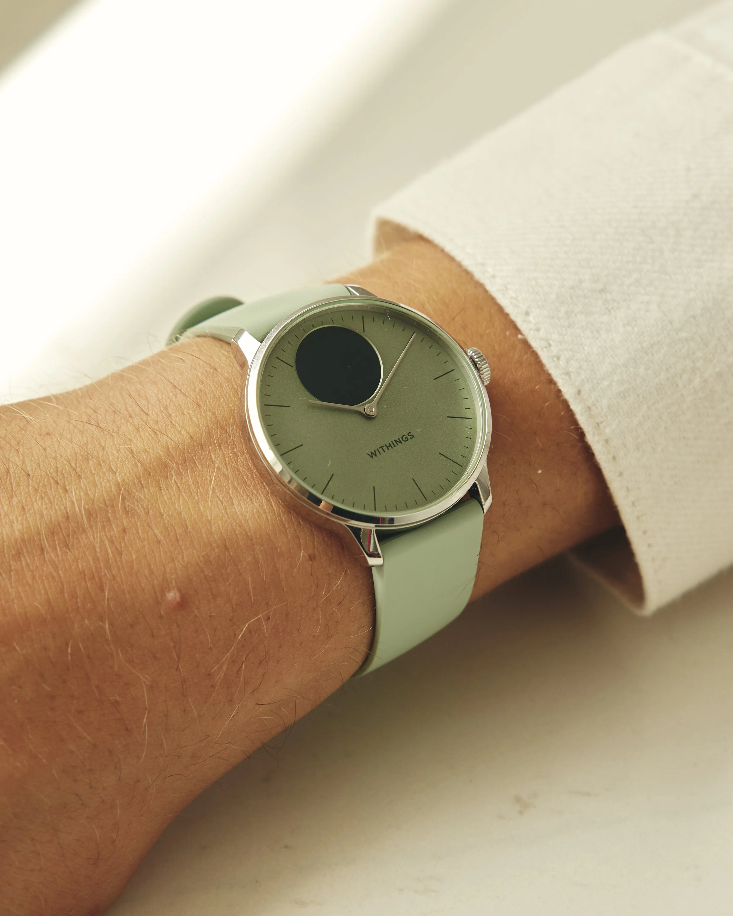 WITHINGS_SCANWATCH2_LIGHT_LIFESTYLE_EMILLION_SW_LIGHT_GREEN_DRINK_055.jpg