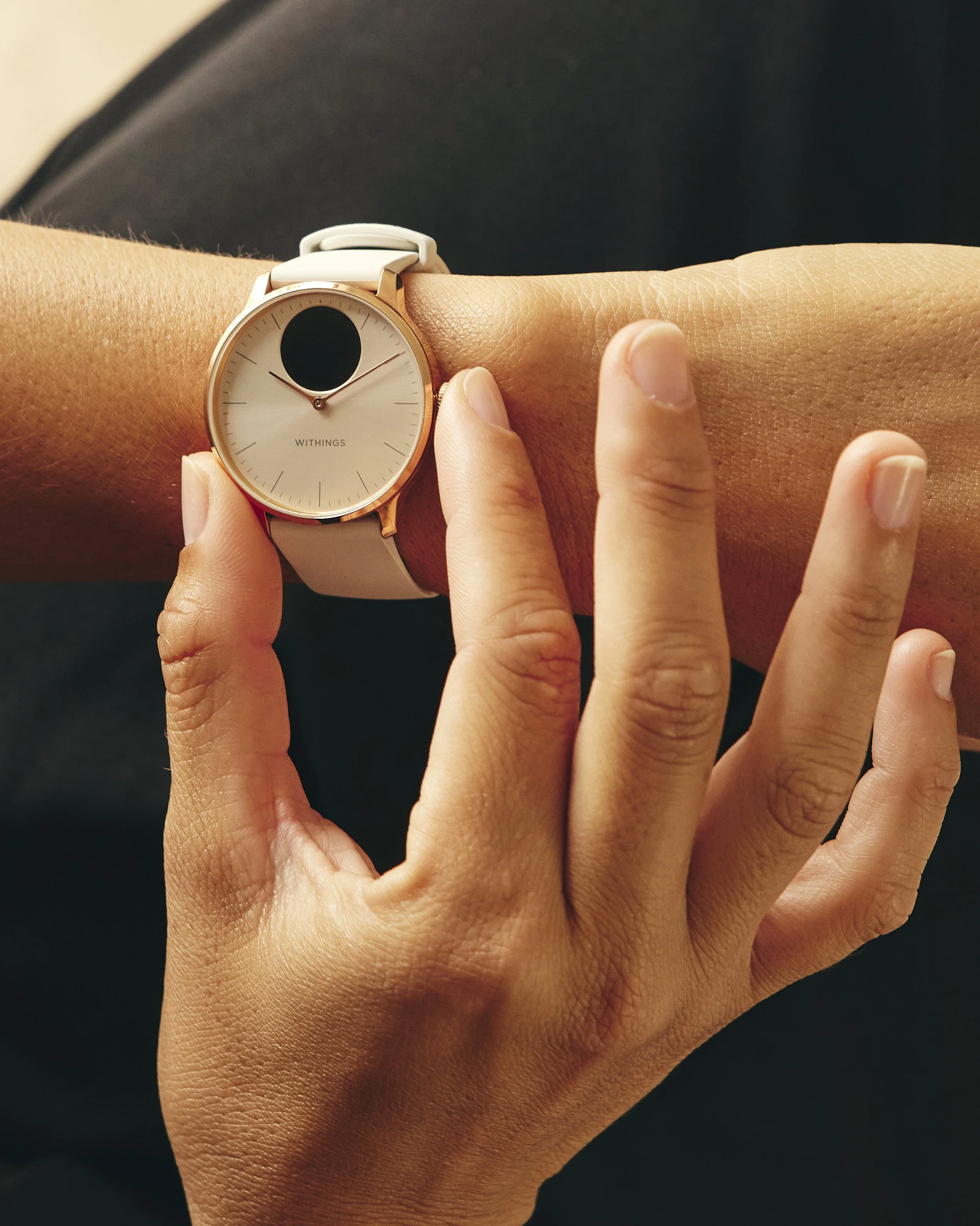 WITHINGS_SCANWATCH2_LIGHT_LIFESTYLE_MARION_SW_LIGHT_IPHONE_WATCH_072.jpg