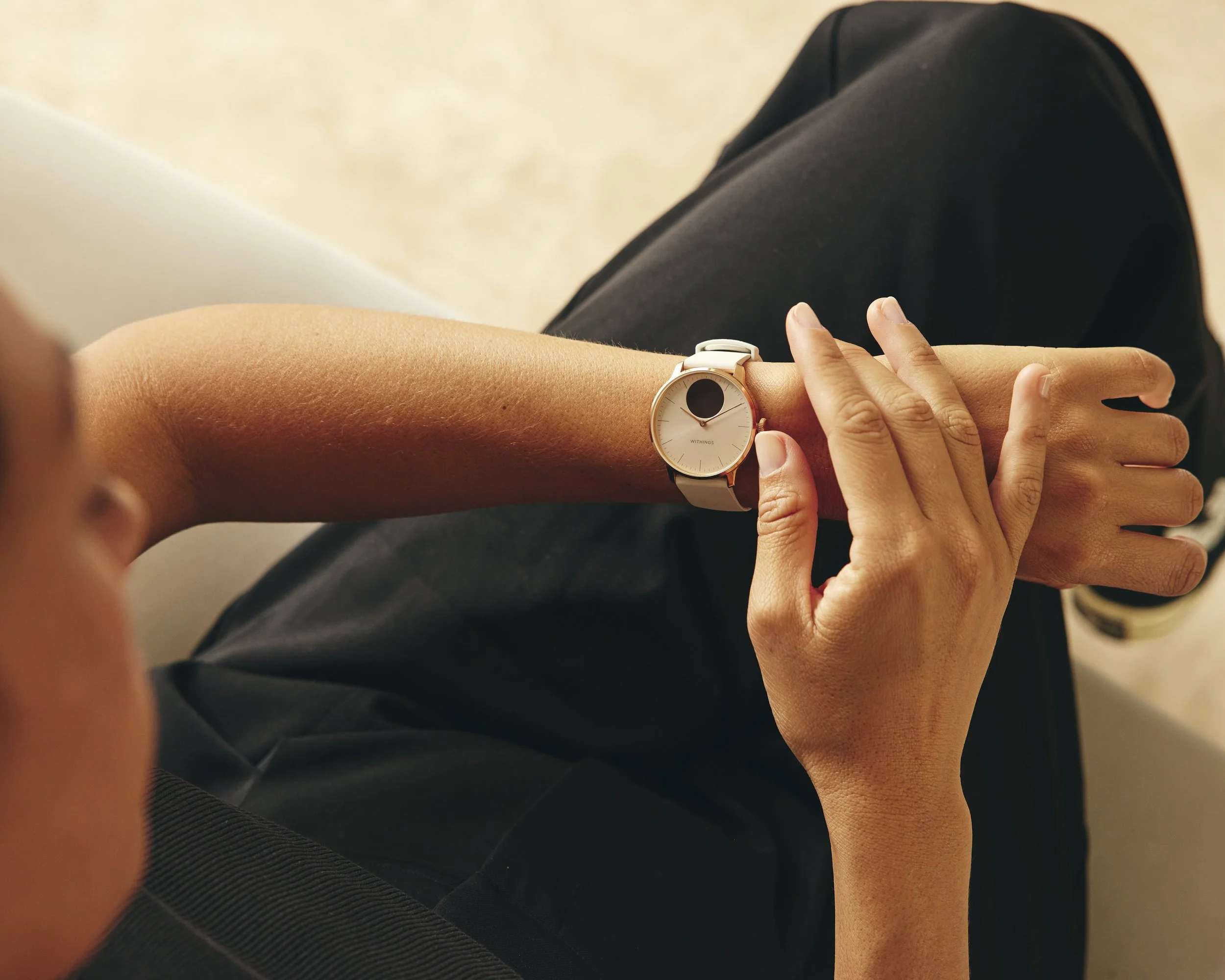 WITHINGS_SCANWATCH2_LIGHT_LIFESTYLE_MARION_SW_LIGHT_IPHONE_WATCH_075.jpg