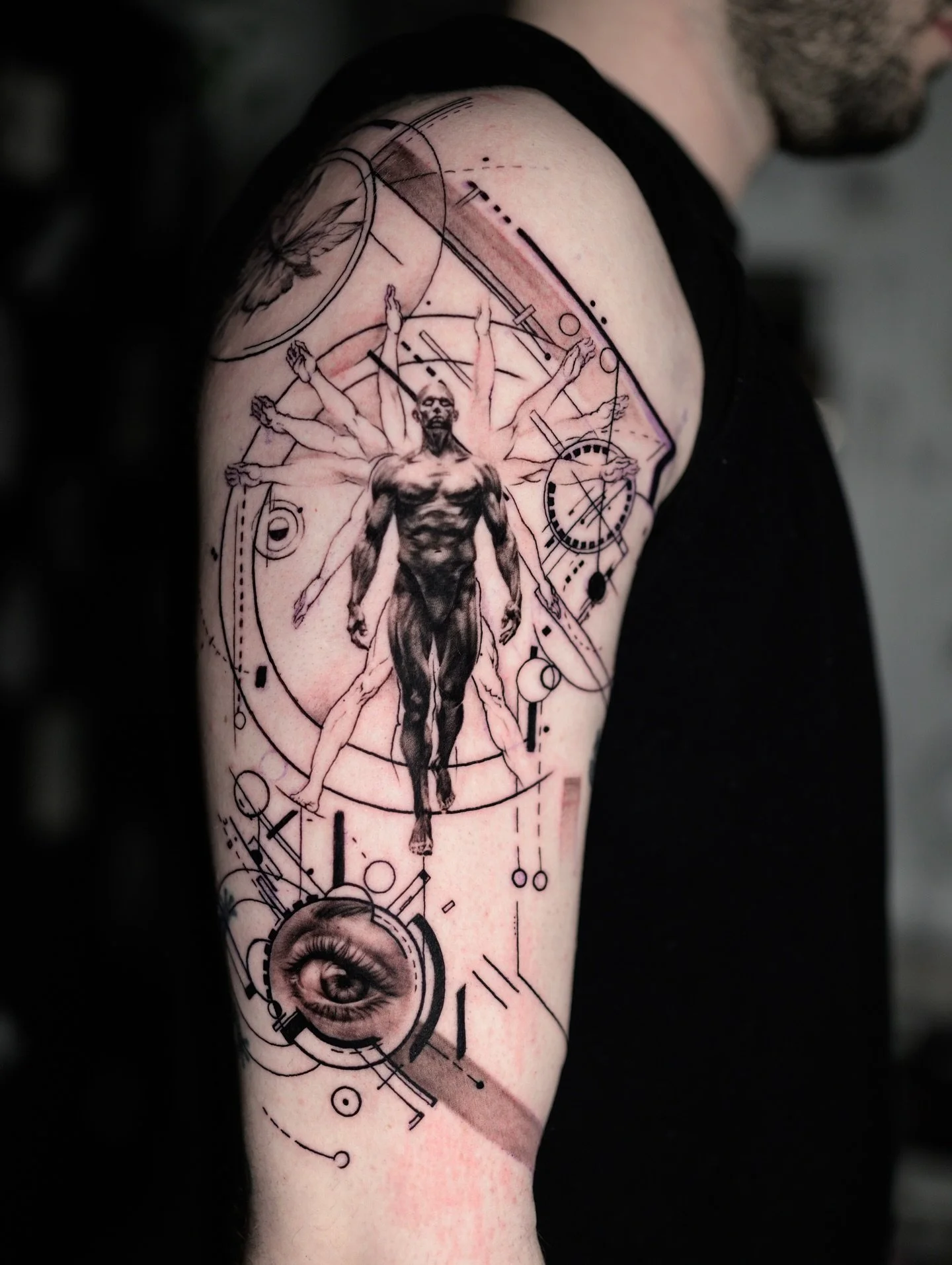 Realismo + linee + concetto.

#GeometricTattoo
#VitruvianManTattoo
#TattooInProgress
#TattooWorkInProgress
#AnatomicalTattoo
#BlackAndGreyTattoo
#RealisticTattoo
#DotworkTattoo
#FineLineTattoo
#FuturisticTattoo
#ConceptTattoo
#TattooDesign
#TattooArt