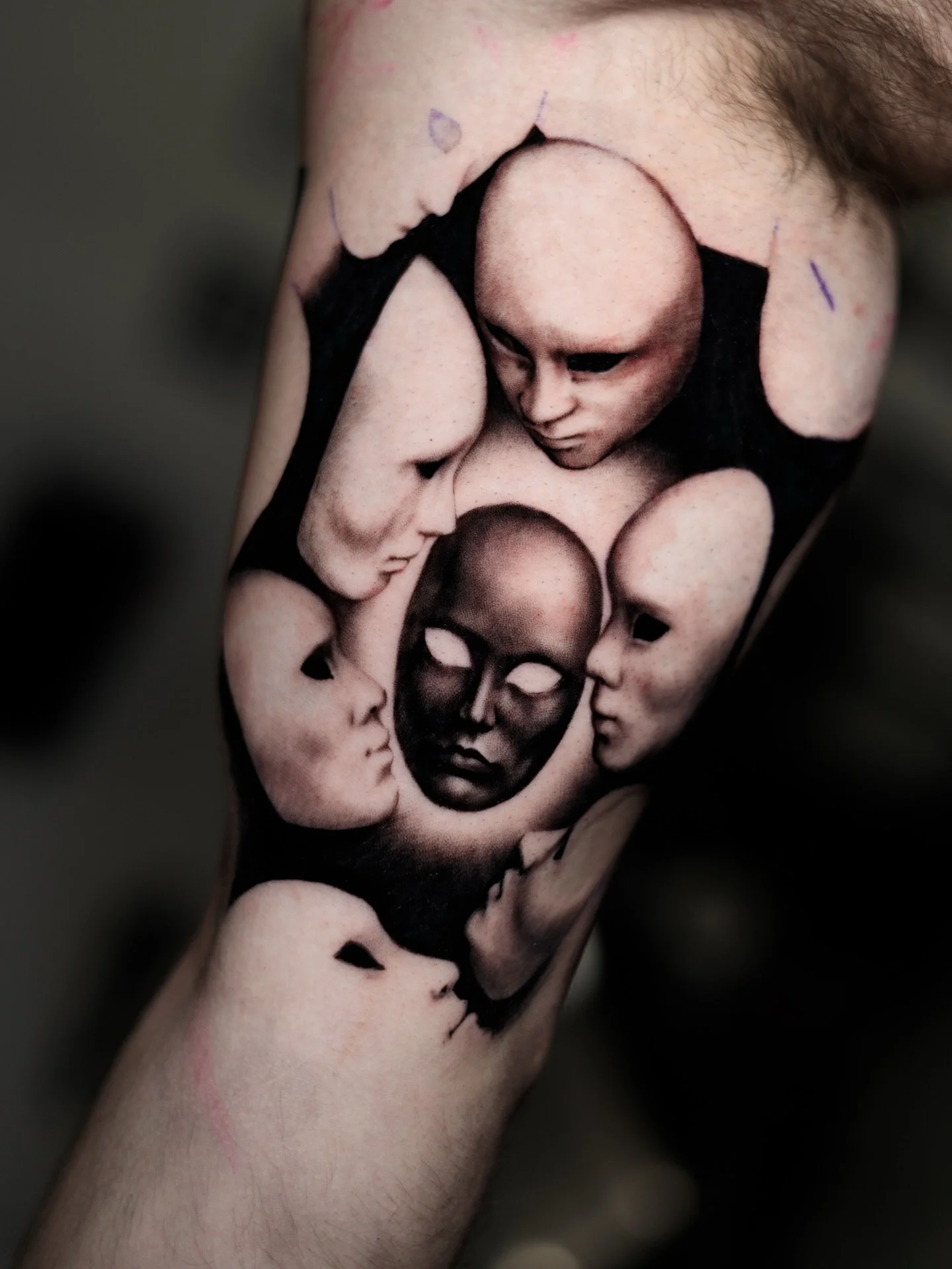 Molteplici volti, un&rsquo;unica forma.
Una composizione che unisce ombre e volumi per creare profondit&agrave; e tensione visiva.
Braccio work in progress

#BlackAndGreyTattoo #SurrealTattoo #RealisticTattoo #TattooArt #InkMasters #TattooDesign #Tat