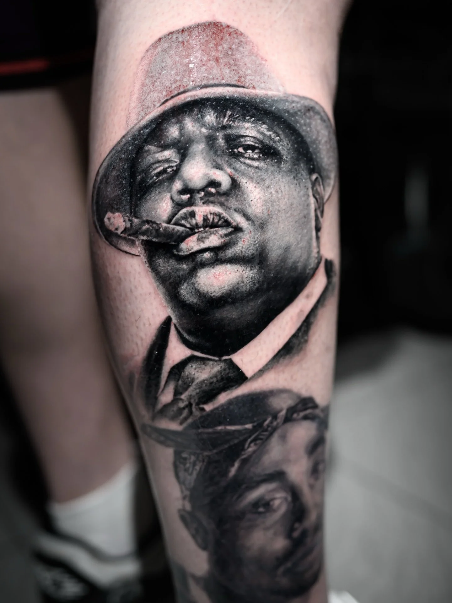 Ritratto realistico in black &amp; grey ancora in lavorazione &mdash; texture della pelle, profondit&agrave; e atmosfera costruite per rendere omaggio a una leggenda.

&Egrave; solo il secondo step, ma l&rsquo;anima c&rsquo;&egrave; gi&agrave; tutta.