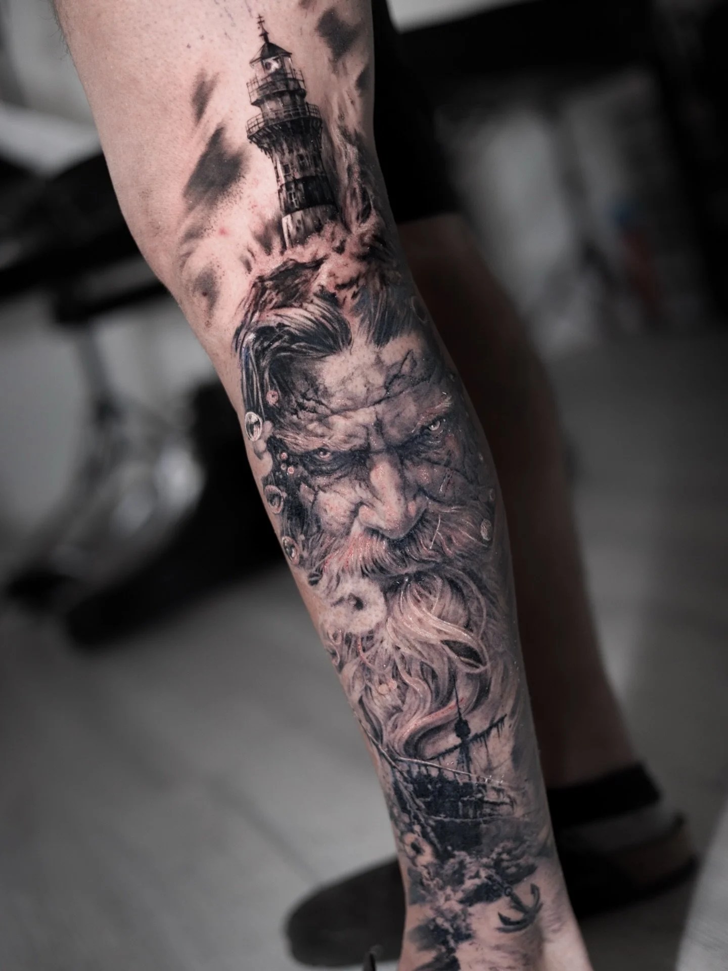 Dedica al mare 🌊
Risultato finale e qualche foto durante il processo durato 3 sedute
Parte bassa guarita e parte alta appena eseguita