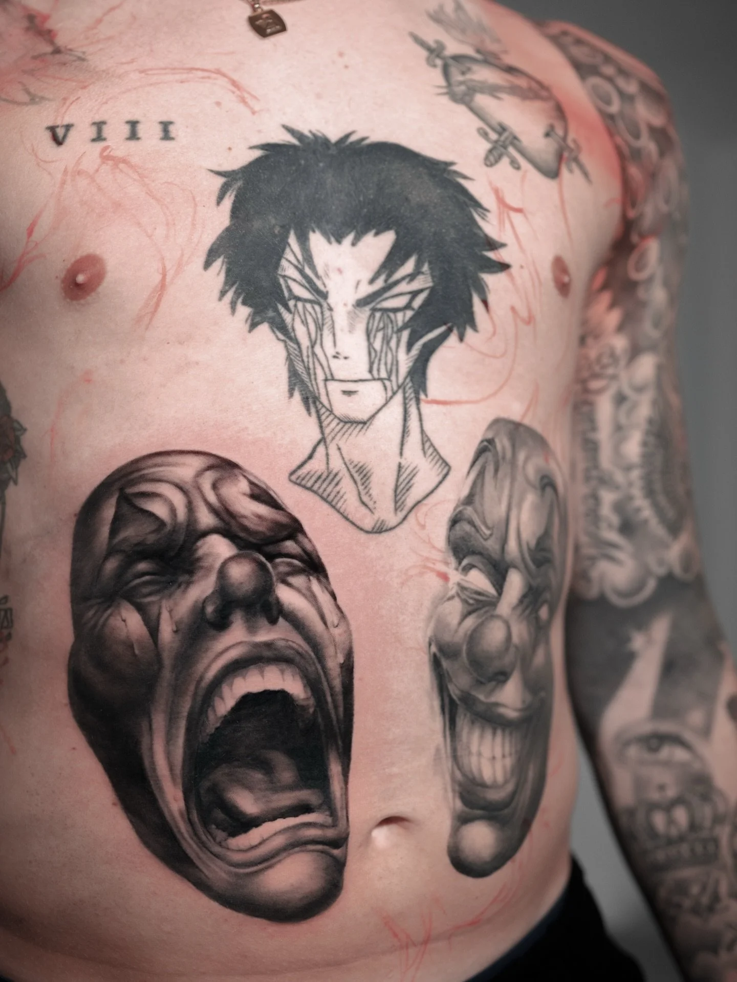 Avvolger&agrave; l&rsquo;intero torso ma per il momento vi mostro fino a qui 👌🏻 
Neanche a dirlo, una guarita e l&rsquo;altra nuovissima
Grazie @mazzobumx2, in fondo il sorriso di chi sa chela sofferenza non &eacute; finita