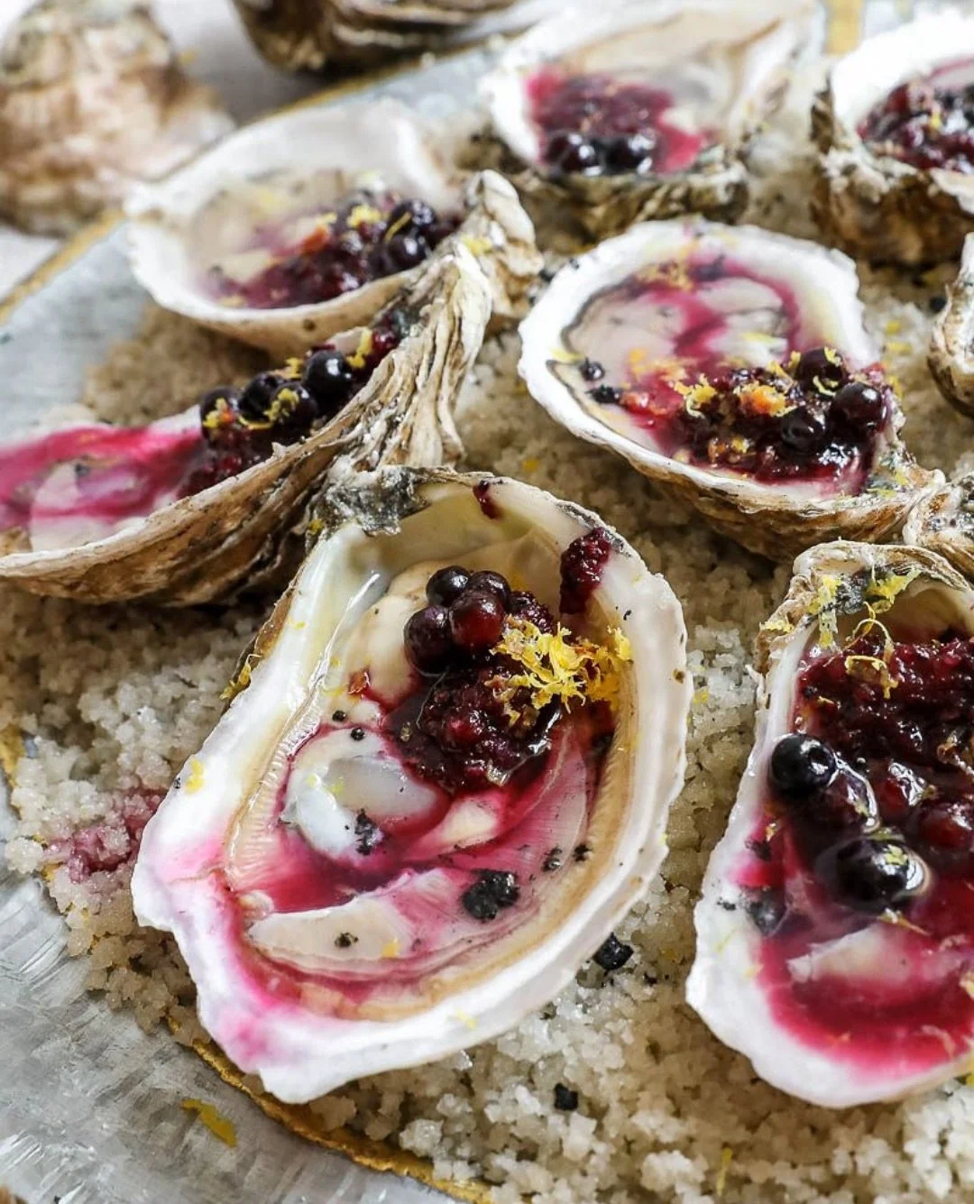 Un sort sucr&eacute;-sal&eacute; d&rsquo;Halloween : osez le granit&eacute; violet sur vos hu&icirc;tres !

L&rsquo;alliance Myrtille-Hu&icirc;tre Boudeuse, un accord inattendu o&ugrave; la magie op&egrave;re : la chair croquante de l&rsquo;hu&icirc;
