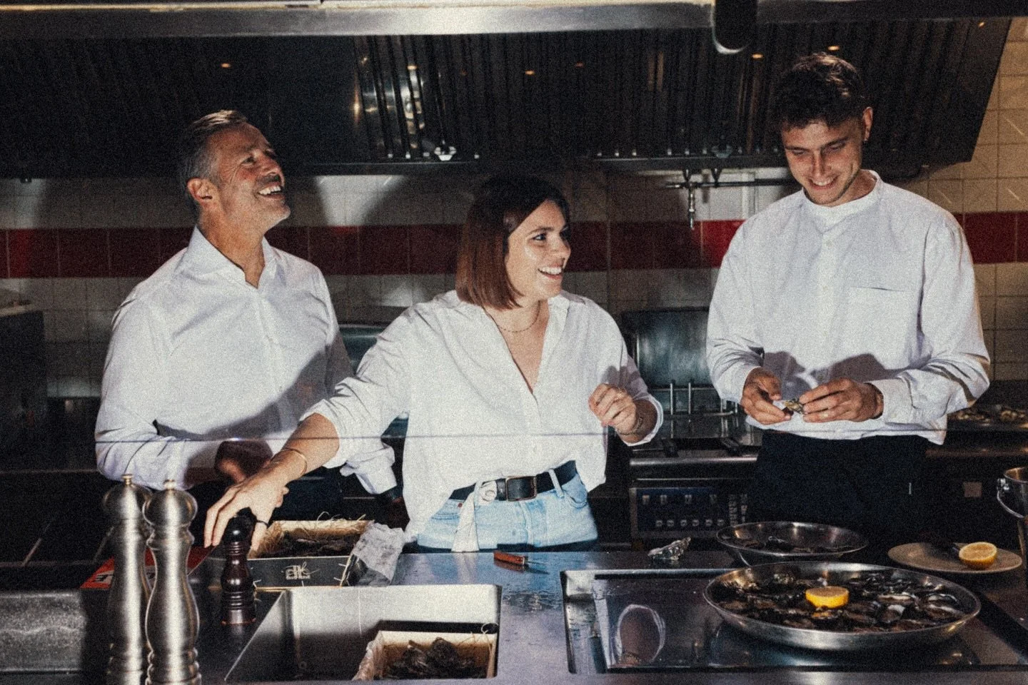 Cette ann&eacute;e encore, les hu&icirc;tres Herv&eacute; s&rsquo;invitent &agrave; la f&ecirc;te !

Depuis quatre g&eacute;n&eacute;rations, la famille Herv&eacute; cultive l&rsquo;art de l&rsquo;hu&icirc;tre comme on entretient un h&eacute;ritage :