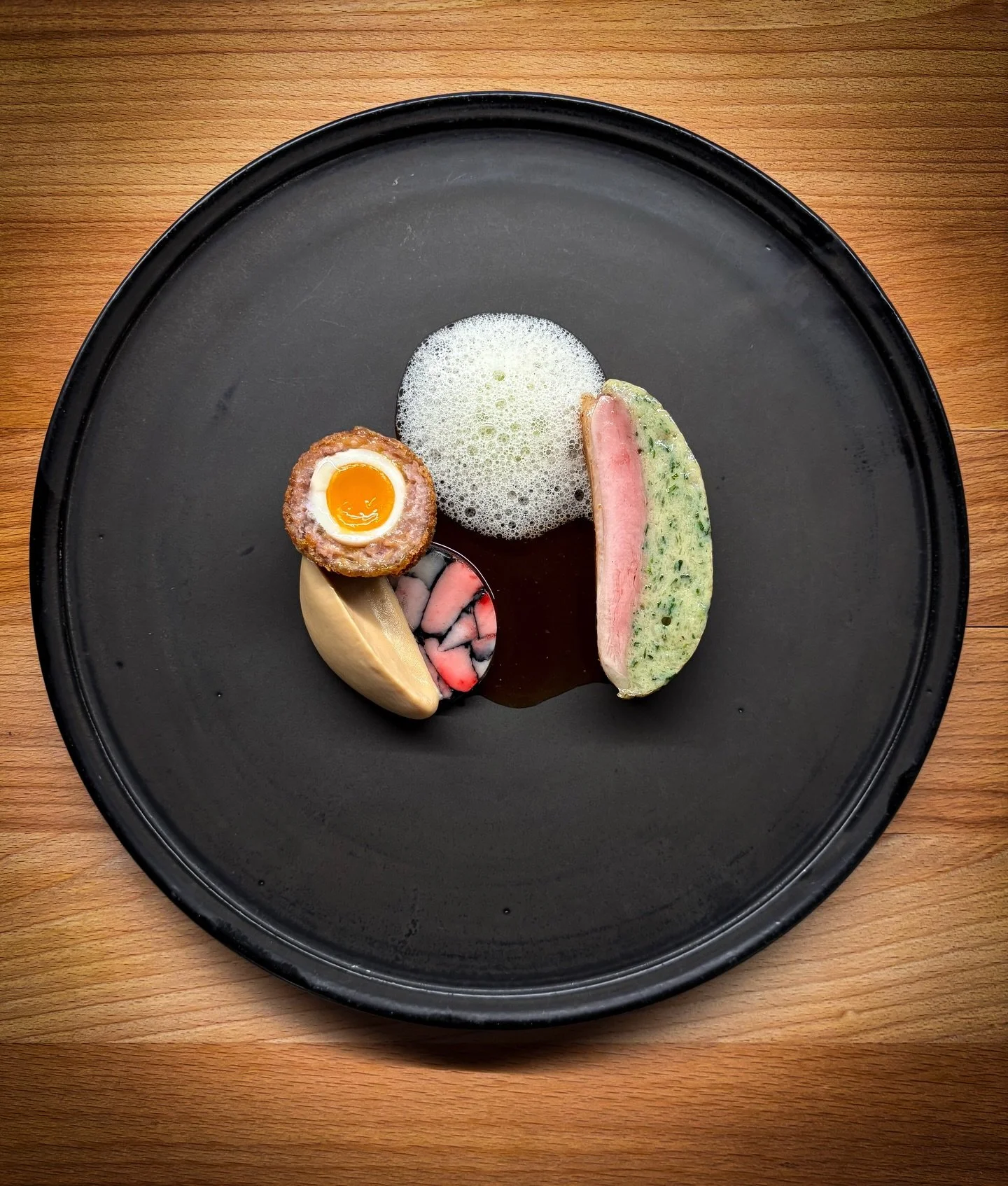 Quail breast from @rosaskattladan with a ramson mousse, pur&eacute; of caramelised cauliflower from @walstedtsgard, a sauce with meadowsweet from the summer &amp; a Scotch quail egg with pork from @forsagard.