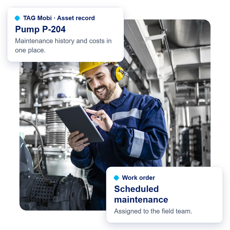 Un technicien portant un casque de chantier et une combinaison bleu marine consulte une tablette à côté d'un équipement de l'usine. Les cartes d'interface affichent la fiche de l'actif correspondant à la pompe P-204 ainsi qu'un bon de travail t de maintenance programmée.