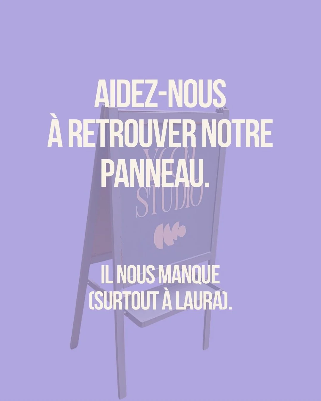 Notre panneau a disparu.

Laura est en deuil. Aurore fait semblant.

Nous, on veut juste r&eacute;cup&eacute;rer ce truc qui &eacute;tait objectivement affreux mais bizarrement iconique.

Derni&egrave;re localisation connue : partout sauf devant le s