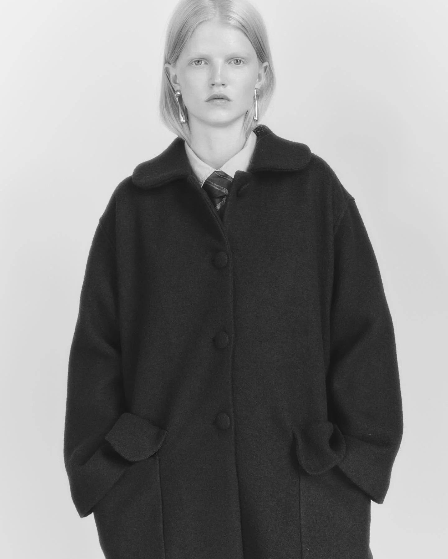 Clara is wearing Astrid Wool Coat in Navy 🎀