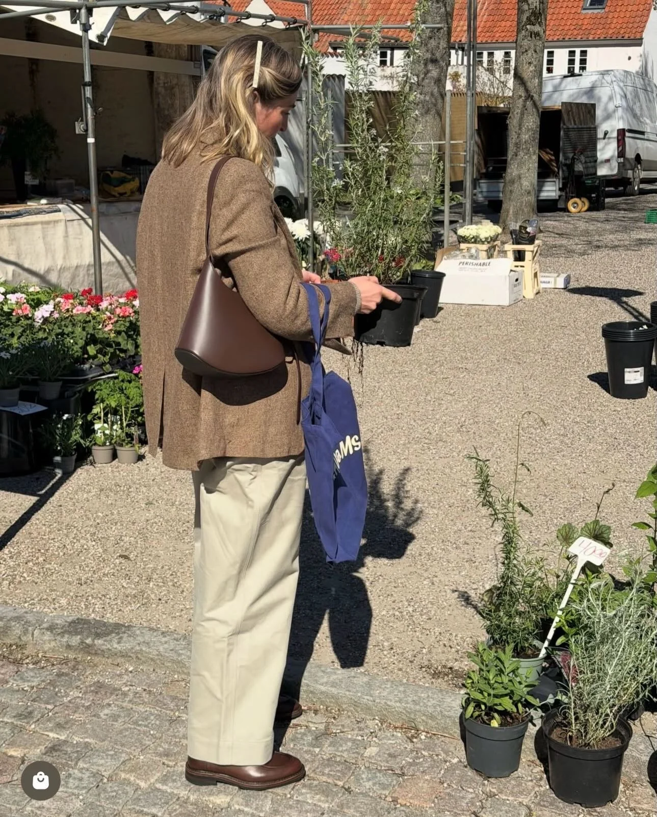 Beautiful and very elegant @nee_maria_eilsoe_nielsen in Mati Mati at the local market 🌱 The lovely photos were taken by @dr.adams.dk - the items are available on Dr. Adams&rsquo; webshop 🎀