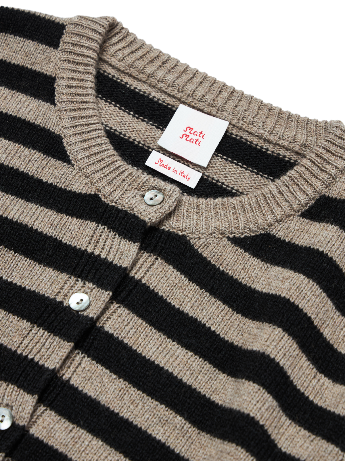CARDIGAN_BLACK_BROWN_DETAIL.png