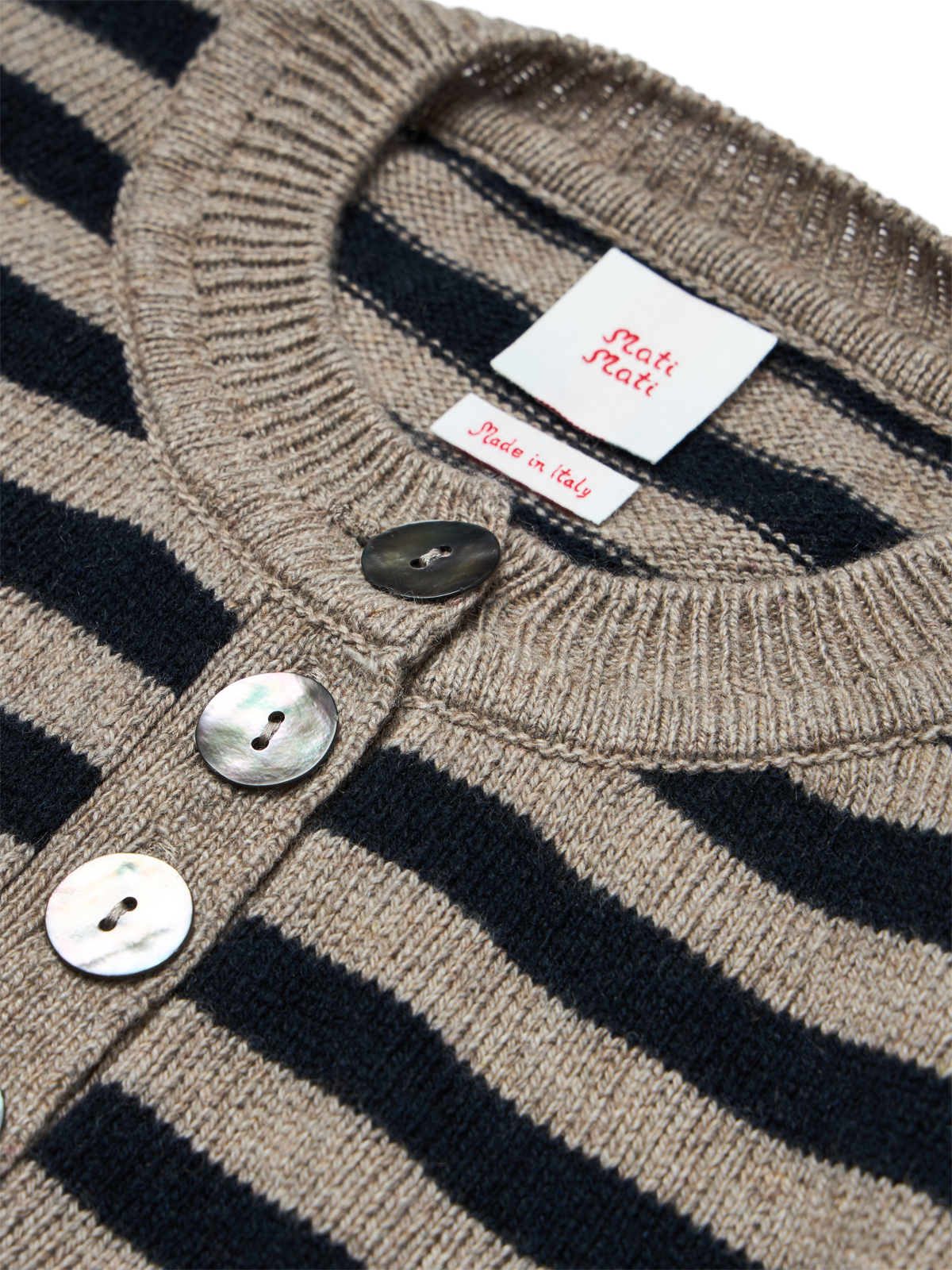 BUTTON_UPP_SWEATER_NAVY_BROWN_DETAIL.png