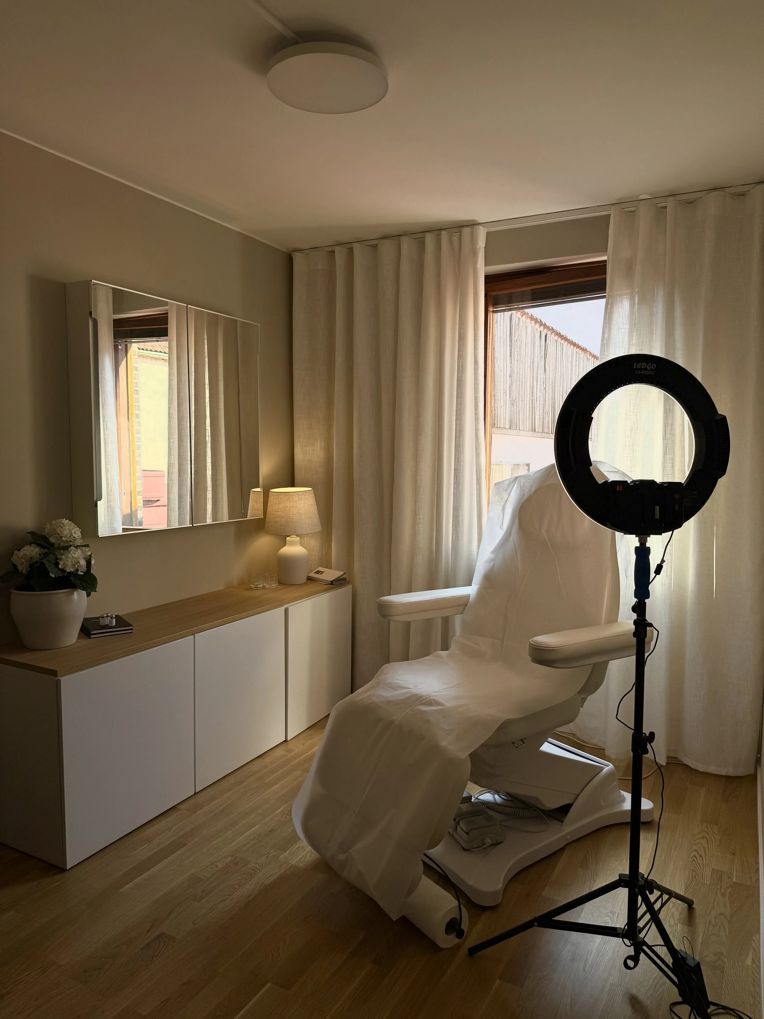 Ett av våra behandlingsrum där kunden i lugn och ro kan få behandlingar som botox, fillers, skinbooster, profhilo, prp och Radiesse.