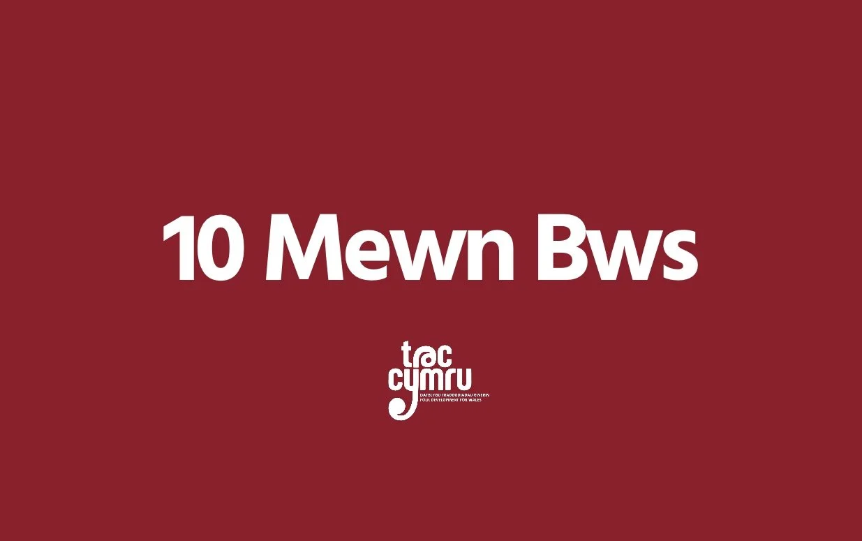 10 Mewn Bws