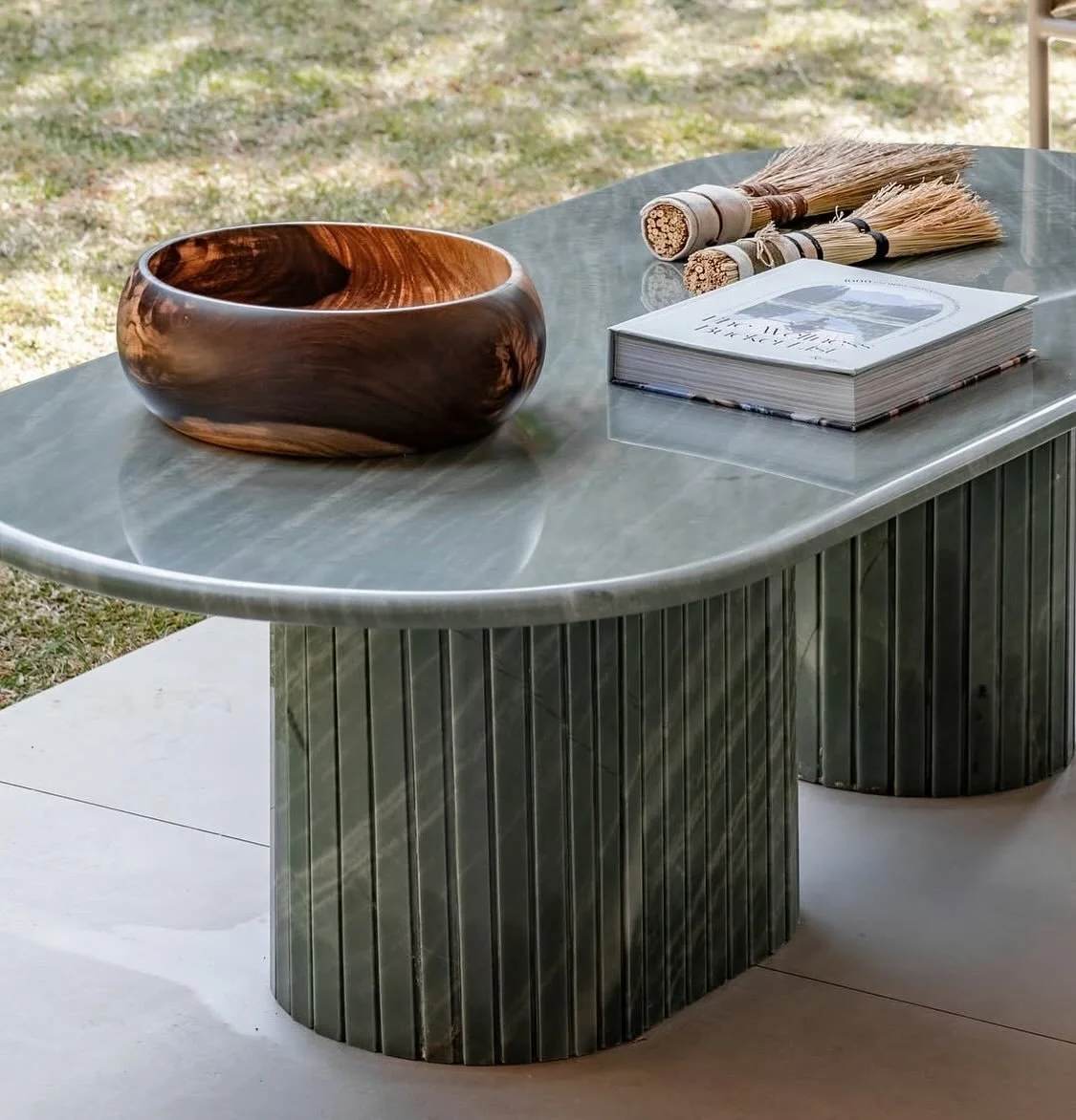 Mesa de centro com base ripada Emerald Green.