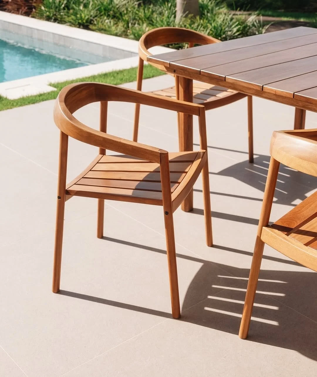 Na Linha Prea, as ripas diagonais e o respaldo curvil&iacute;neo das cadeiras evocam a beleza das dunas cearenses. Mesas que celebram a simplicidade funcional, em um design que acolhe, conecta e convida ao conv&iacute;vio.

Designer: Carolina Starke