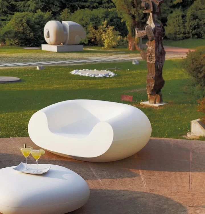 A poltrona Chubby, de Marcel Wanders para a SLIDE, &eacute; a pe&ccedil;a que transforma qualquer ambiente, de jardins a lobbies de hot&eacute;is, em um cen&aacute;rio de alto impacto. Suas curvas amplas, o volume escultural e o assento generoso cria
