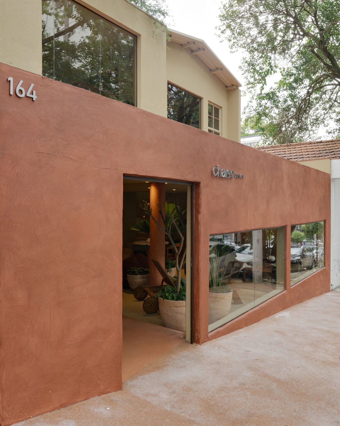 Nossa nova loja nasce de um projeto arquitet&ocirc;nico pensado para valorizar o design, a luz e a experi&ecirc;ncia.

Um espa&ccedil;o onde forma, conforto e inten&ccedil;&atilde;o convivem com leveza, criando ambientes que convidam a sentir o mobil