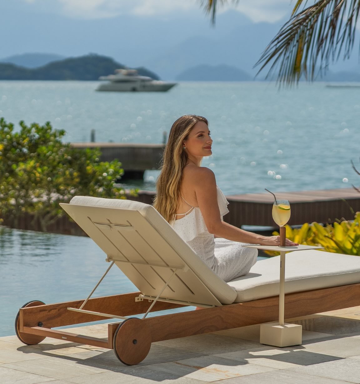 A espregui&ccedil;adeira Pier cria um convite irresist&iacute;vel para aproveitar o ver&atilde;o com conforto e estilo.
The Pier chaise longue creates an irresistible invitation to enjoy the summer in comfort and style.
#Arquitetura #Design
#Architec