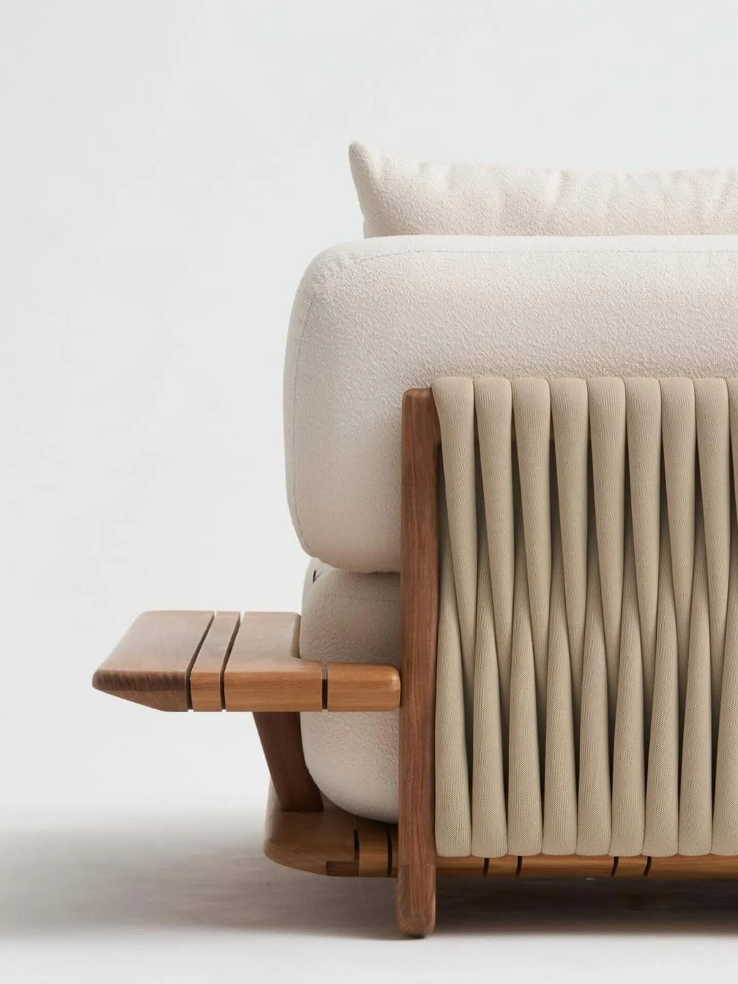 De dentro pra fora. Sof&aacute; Ginga tem seu design inspirado nos ritmos e movimentos da dan&ccedil;a contempor&acirc;nea brasileira. Prop&otilde;e um desenho marcante e
vers&aacute;til, com ampla liberdade no uso.
Nele, destacam-se os bra&ccedil;os