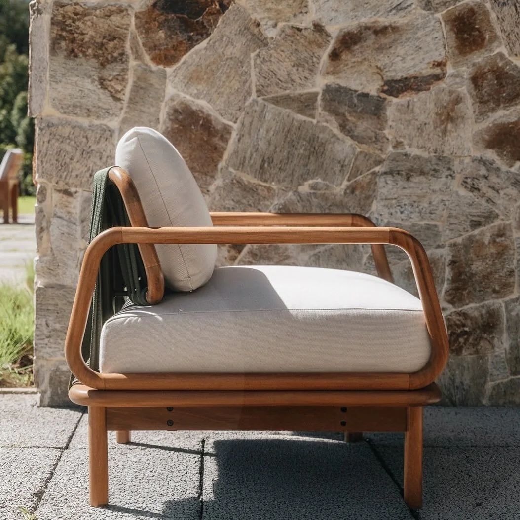 Enseada traduz o bem-estar ao ar livre em formas leves e propor&ccedil;&otilde;es equilibradas. O desenho cria pausas visuais, enquanto as tramas e as superf&iacute;cies de apoio ampliadas convidam a ficar.
Uma linha pensada para ambientes externos, 