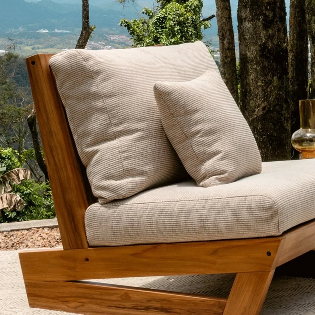 A Poltrona Riviera traz a serenidade das paisagens litor&acirc;neas para o seu espa&ccedil;o.
Suas linhas fluidas e descomplicadas garantem uma integra&ccedil;&atilde;o perfeita e harmoniosa em qualquer ambiente. I V
Confeccionada em Teca maci&ccedil