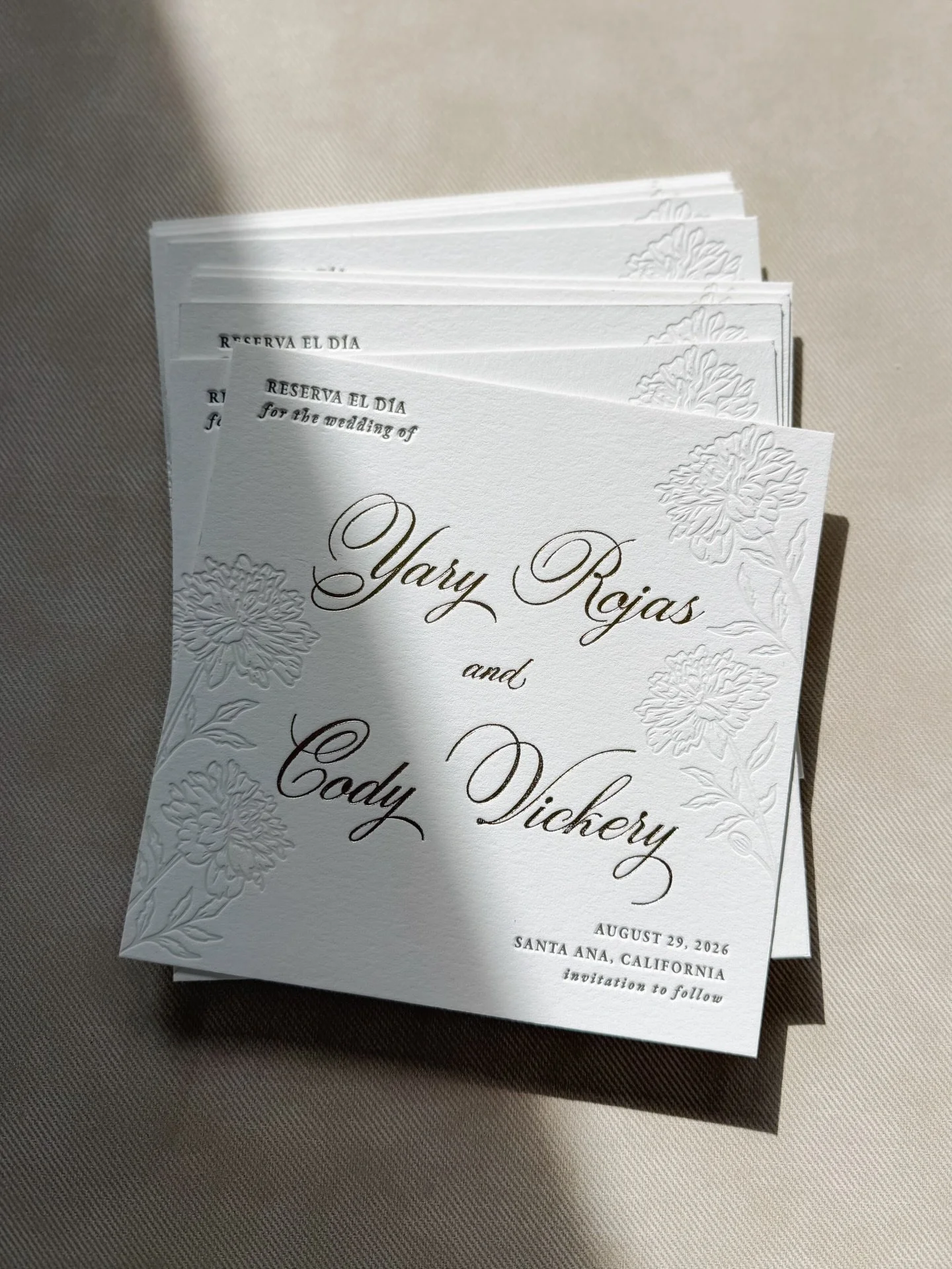 A beautiful trifecta of letterpress and gold foil, finished with tonal marigolds for my bestie&rsquo;s cousin 🥹 We pull out all the stops for fam 🤍

Tags:
letterpress, gold foil, wedding invitations, custom wedding invitations, luxury wedding invit