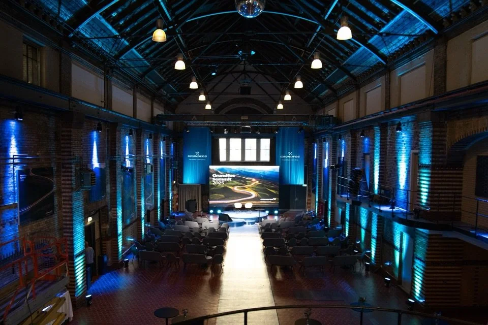 For Day 1&rsquo;s conference, we created a space that felt welcoming, calm and seriously on-point. ​​
​
Think comfy lounge vibes meets clean, professional structure.​​

Soft lighting and minimalist details highlighted the venue&rsquo;s beautiful arch