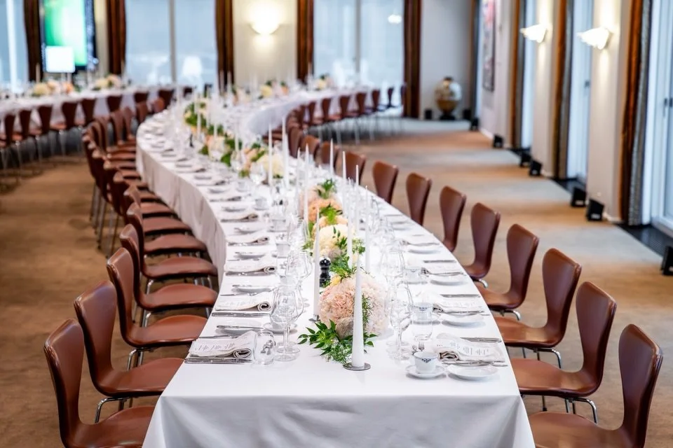 Last September we had the joy of planning our beloved and long-standing client&rsquo;s first ever summit on home turf - right here in Denmark. 🇩🇰​​
​​
For the welcome dinner, we transformed their private guest house into a warm, elegant space that 