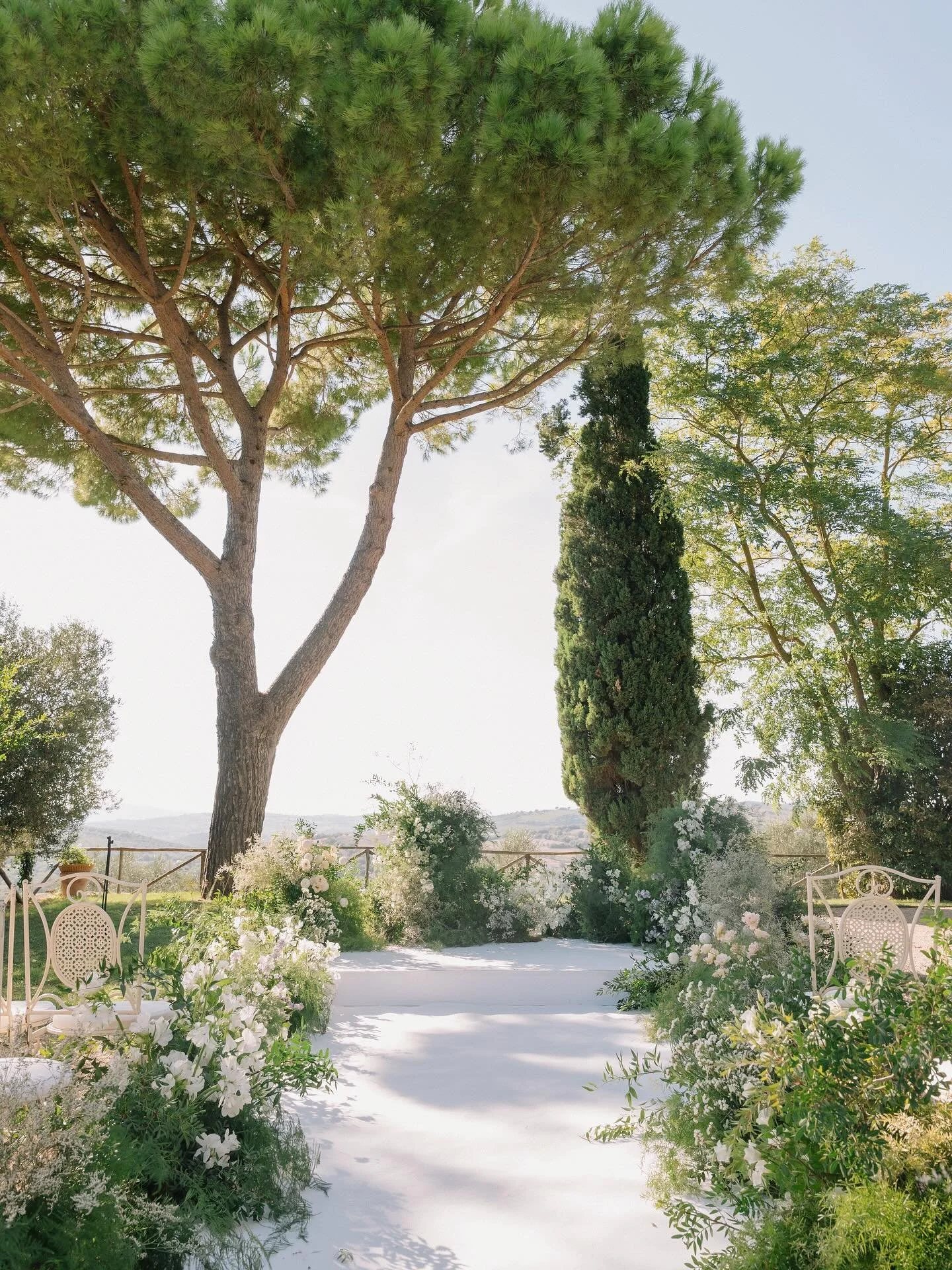 A ceremony under the Tuscan sun

@harvesiafloral 
@kaleydo.official 
@miramishospitality 
@barbarossa_studio 
@whitesfilm
