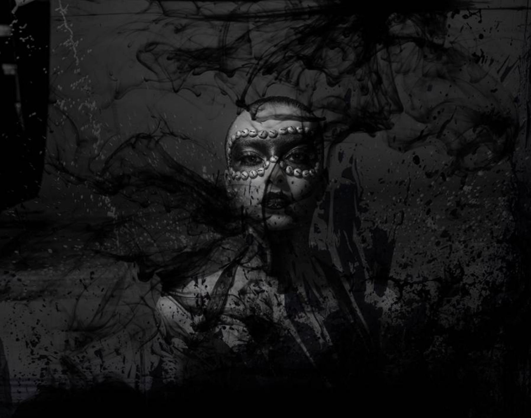 Schwarz-weiß Porträt einer Frau mit aufwendigem Gesichtsschmuck, umgeben von dunklen, abstrakten Tinten- oder Rauchmustern.