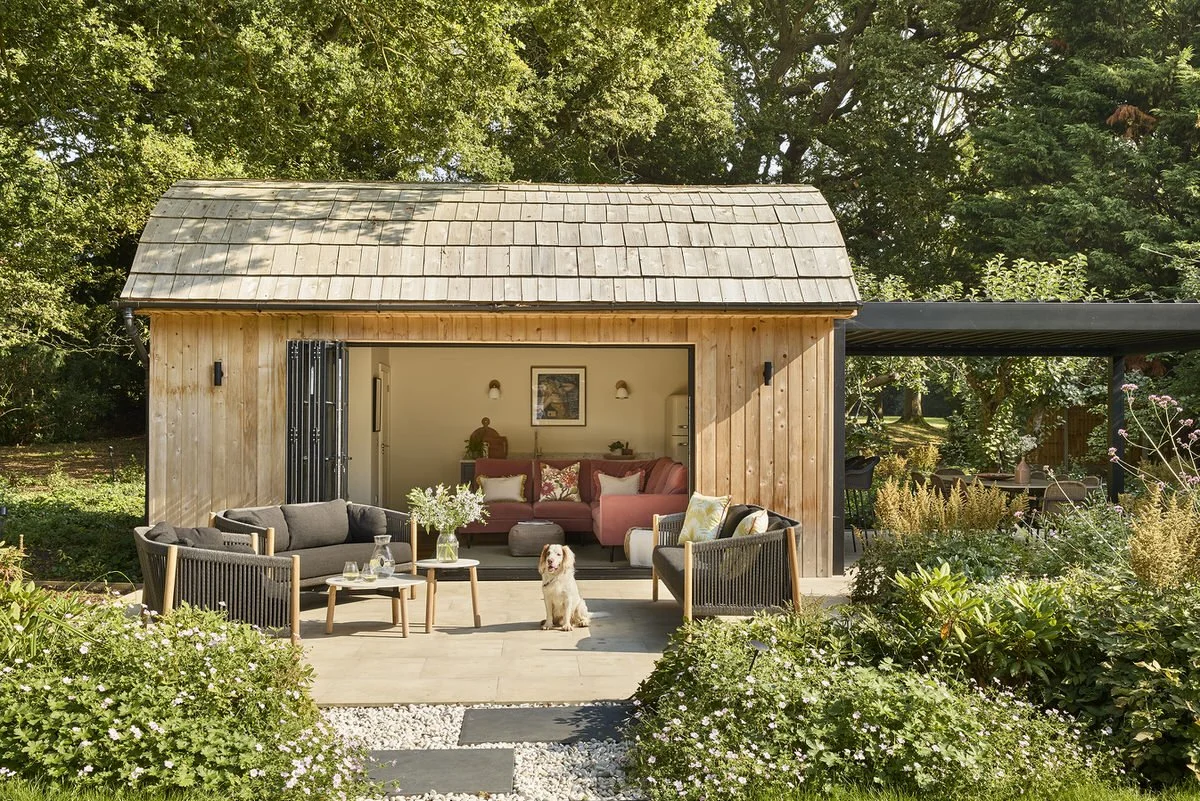 garden-room-sunny-warm-pink-velvet-sofa-outdoor-seating