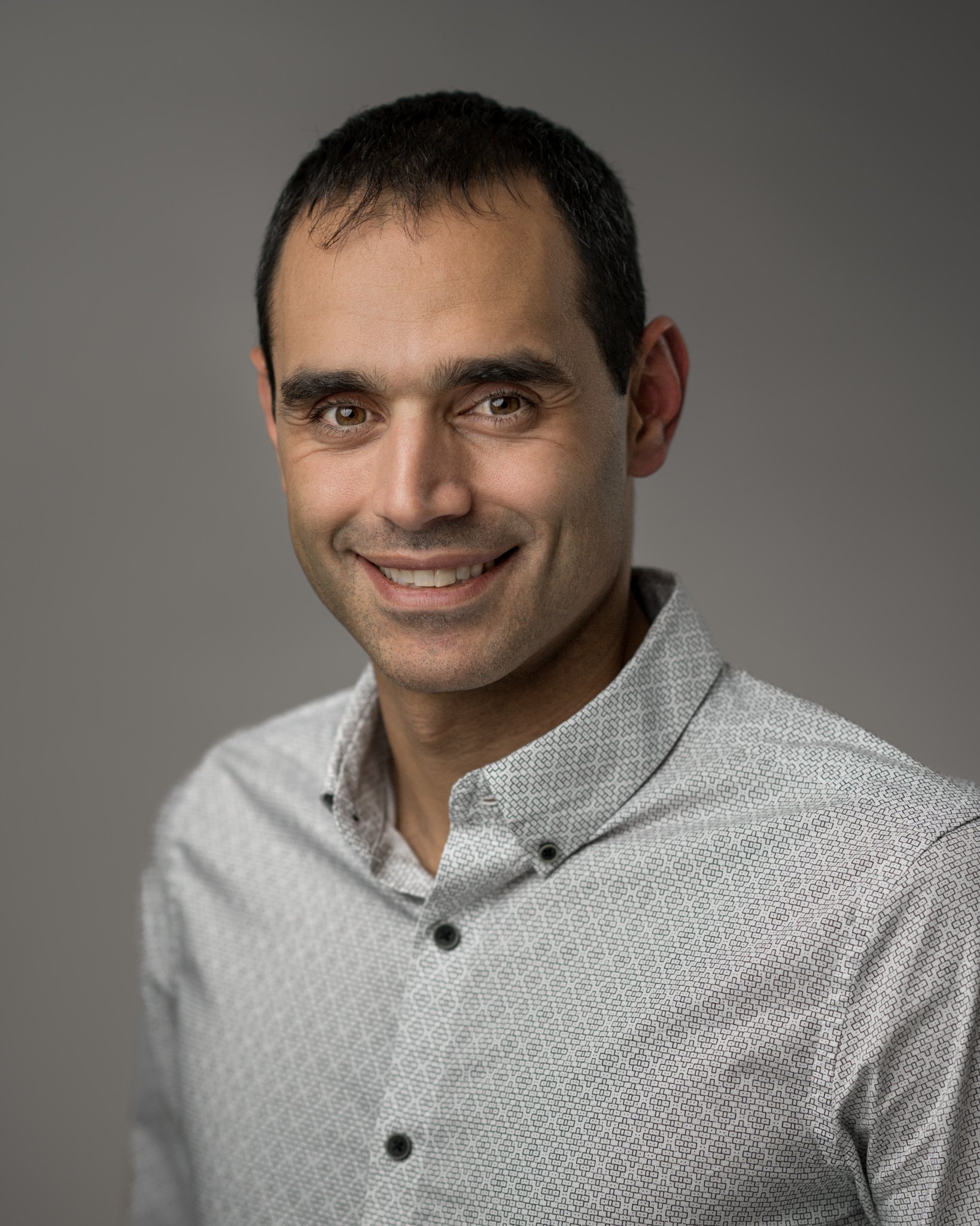 Clean and modern LinkedIn headshot photographed in Montreal by SquareLoop, tailored for corporate profiles.