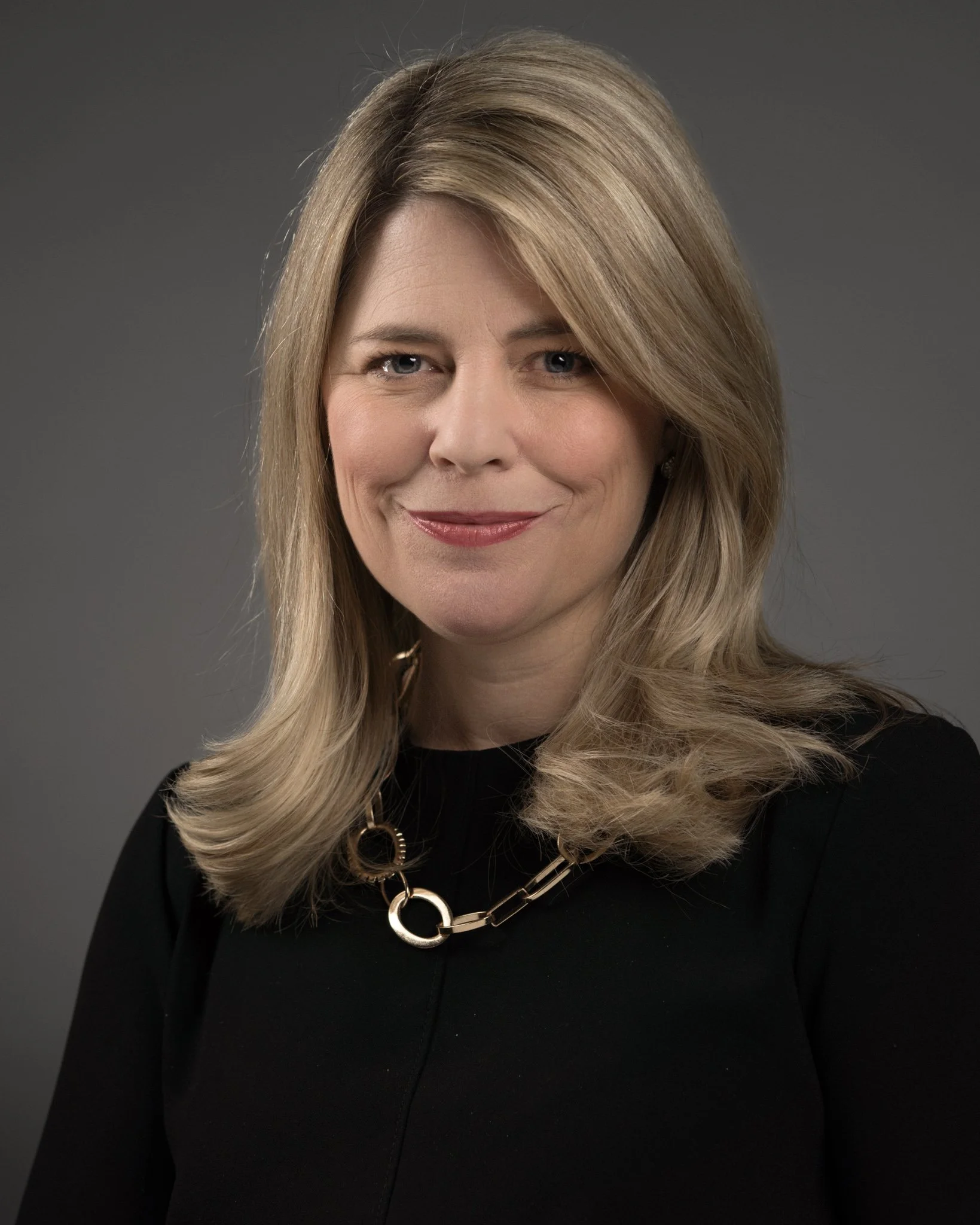 Clean and modern LinkedIn headshot photographed in Montreal by SquareLoop, tailored for corporate profiles.