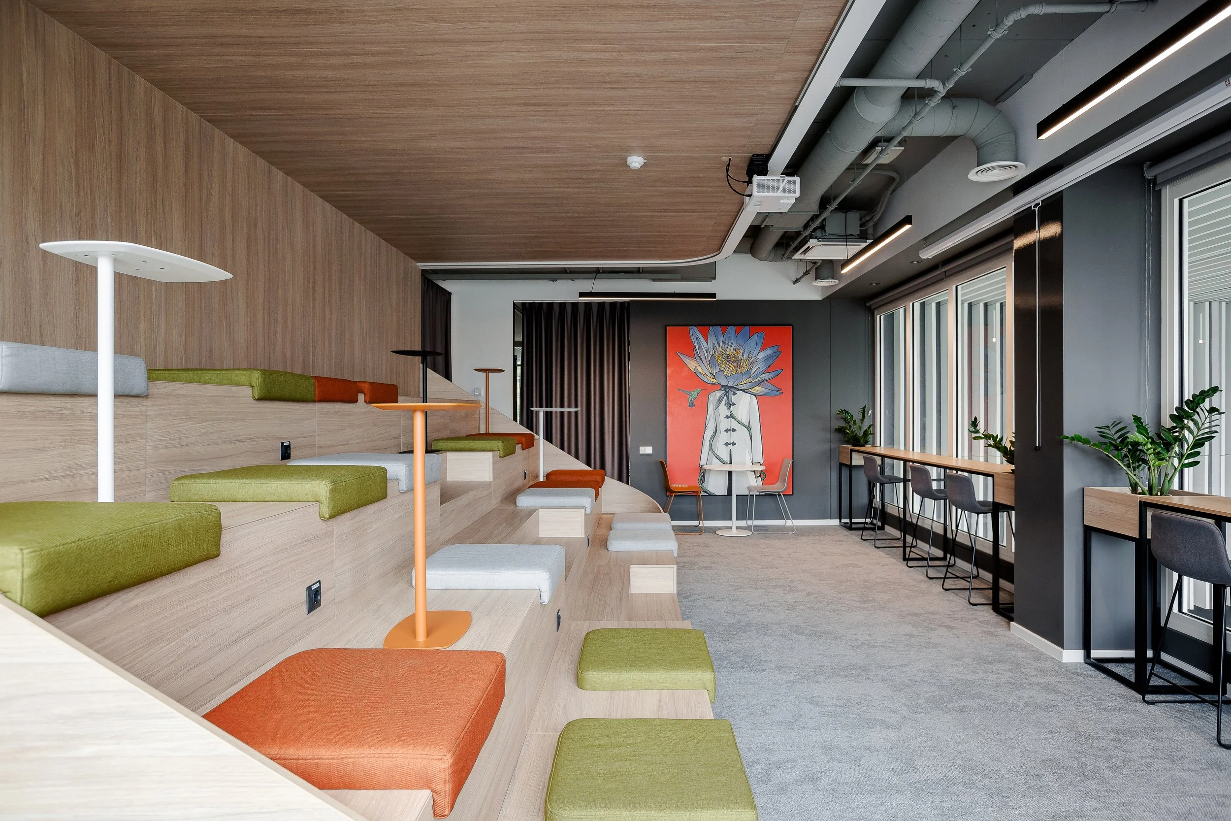 amphitheater with soft fabric pillows and integrated Inclass tables