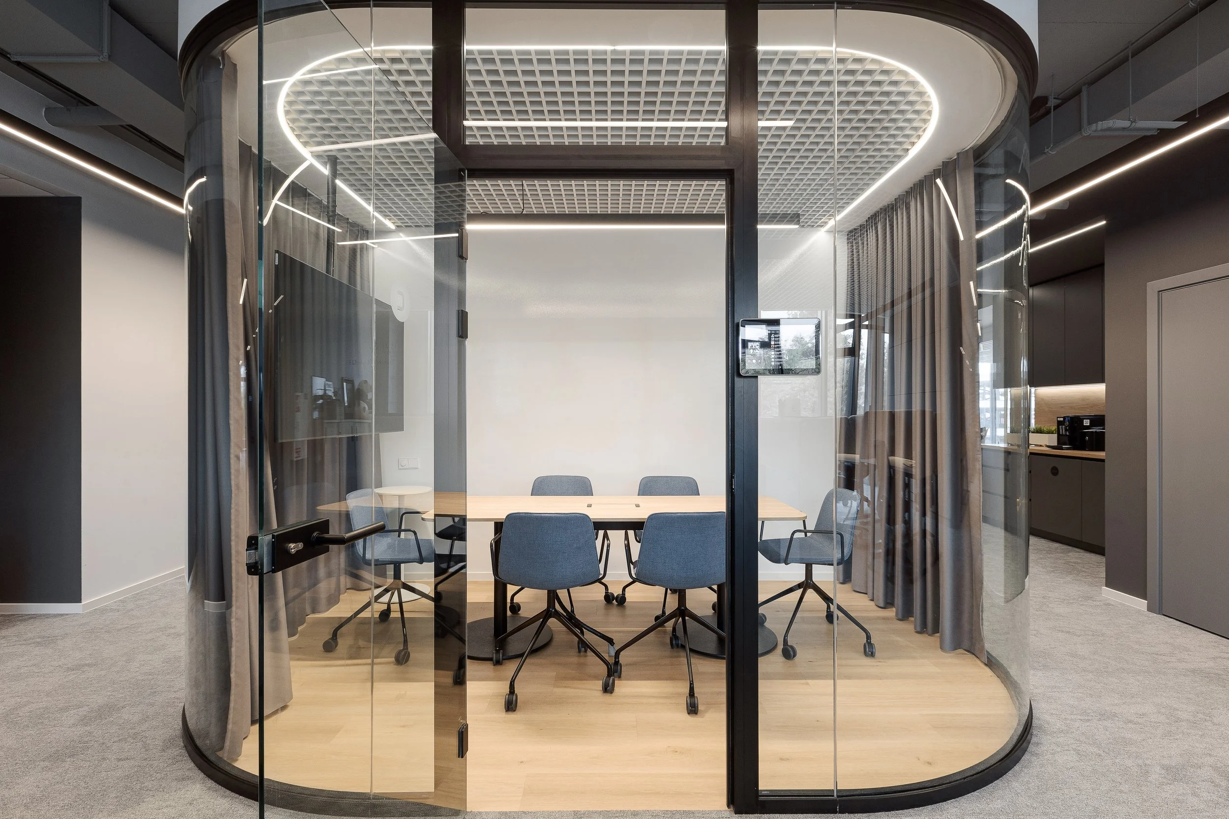 innovative meeting room with glazed partitions with rounded corners