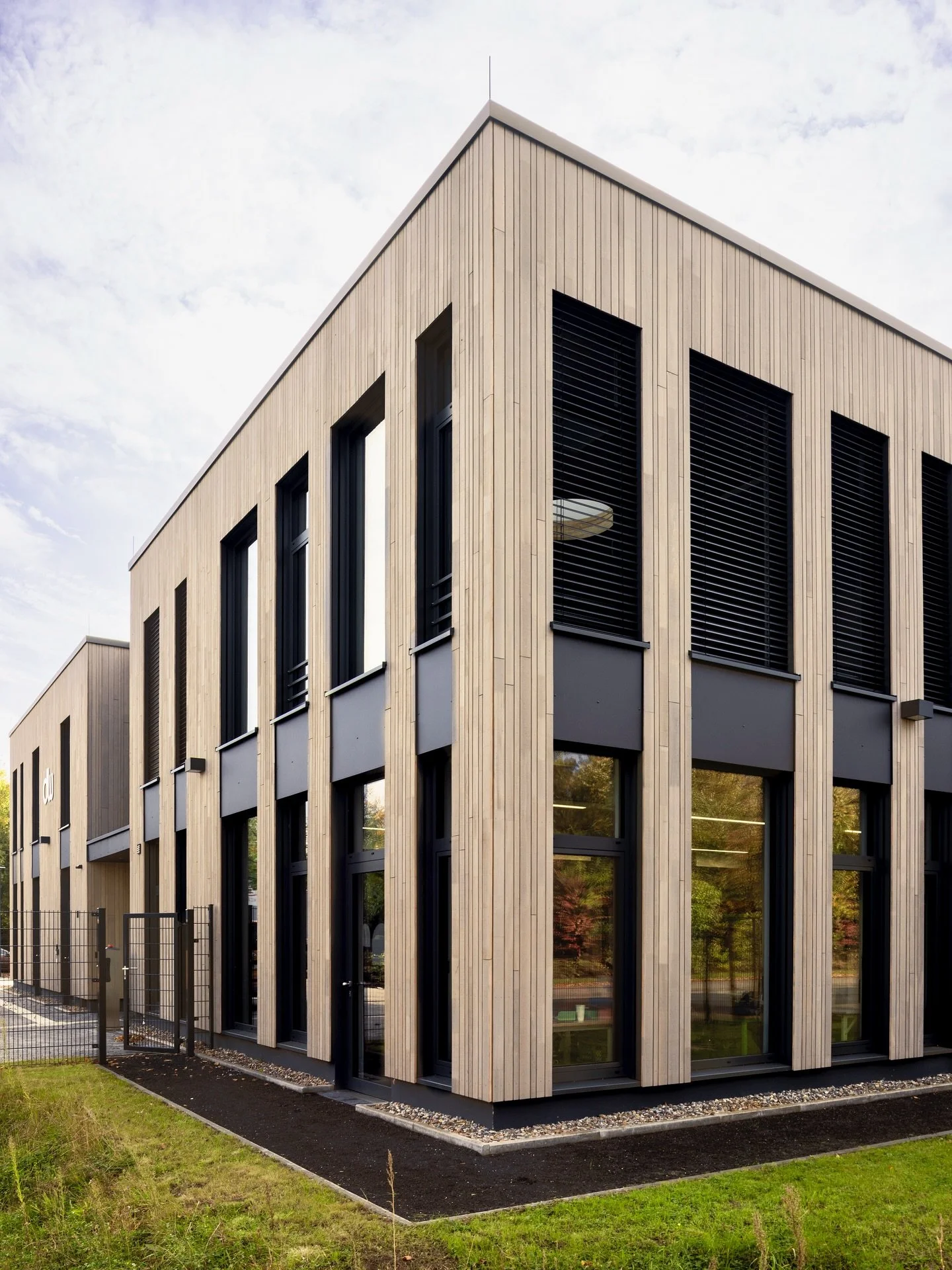 Projektvorstellung: Das neue Bildungszentrum der Delme-Werkst&auml;tten in Delmenhorst wurde 2024 fertiggestellt und bezogen. Nach knapp unter einem Jahr Bauphase konnte der moderne Holzrahmenbau fertiggestellt werden. Auf einer Nutzfl&auml;che von k