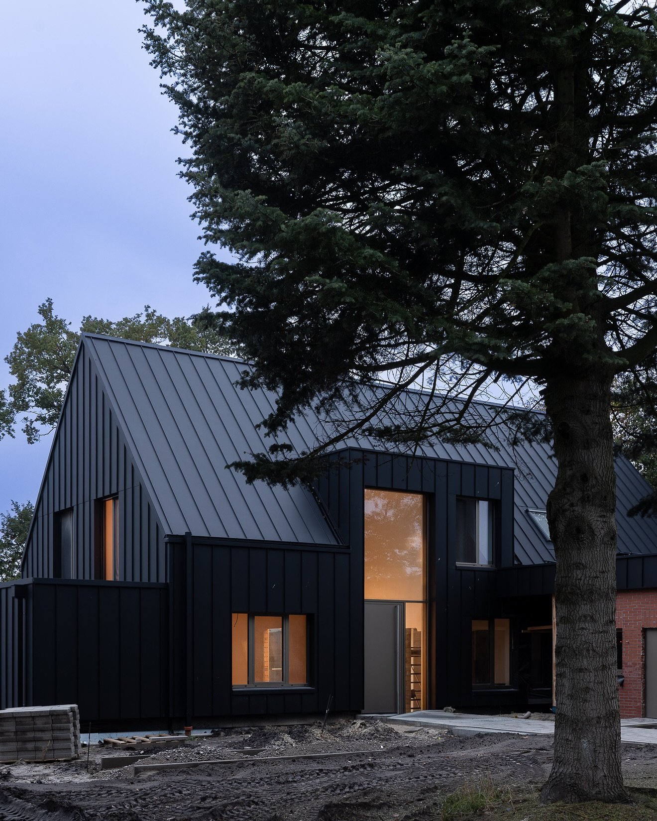 Projektvorstellung: Schwarzes Wohnhaus trifft Moorlandschaft - Sanierung mit klarer Kante. 

Das Wohnhaus im Moor in Goldenstedt wird noch dieses Jahr fertiggestellt und zeigt, wie aus einem Bestandsgeb&auml;ude durch KfW-Sanierung ein architektonisc