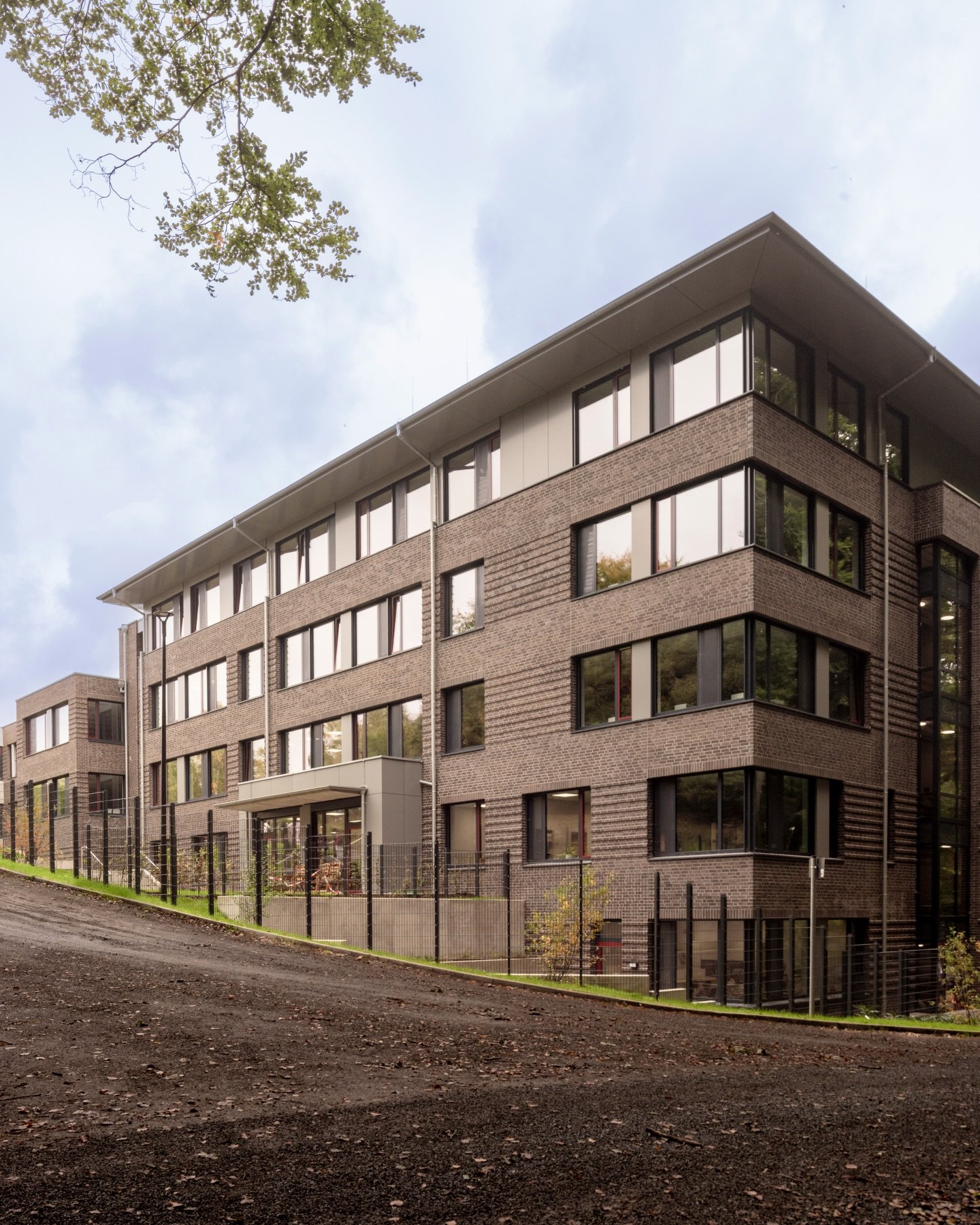 Einweihung: Die neue Hauptschule Damme &ouml;ffnet heute offiziell ihre T&uuml;ren.

Der 5-geschossige Massivbau wurde im Sommer 2025 fertiggestellt und bietet auf 4.159 m&sup2; Nutzfl&auml;che moderne Lernr&auml;ume f&uuml;r Sch&uuml;lerinnen und Sc